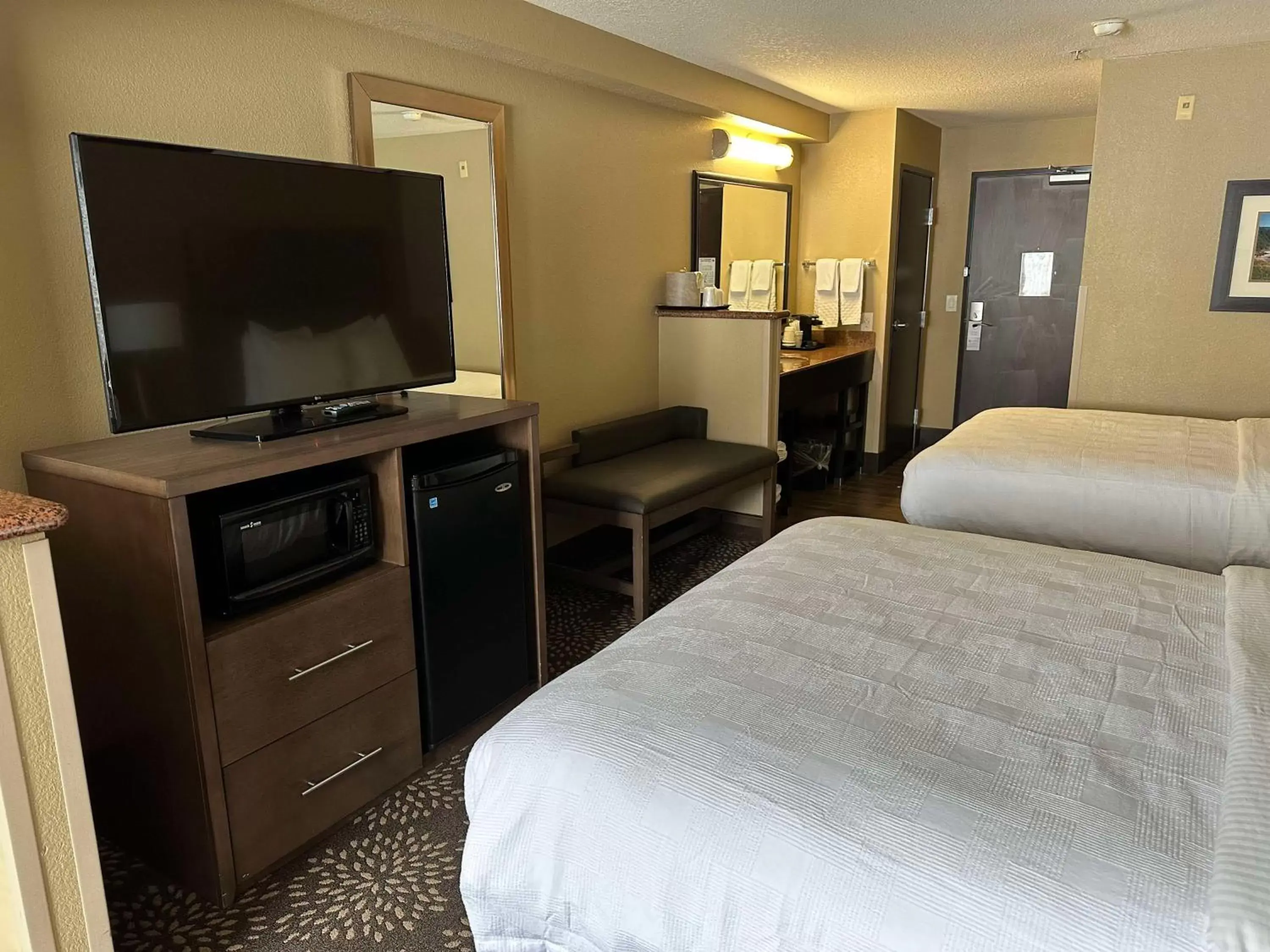Bedroom, TV/Entertainment Center in Best Western Columbia River Waterfront Hotel Astoria