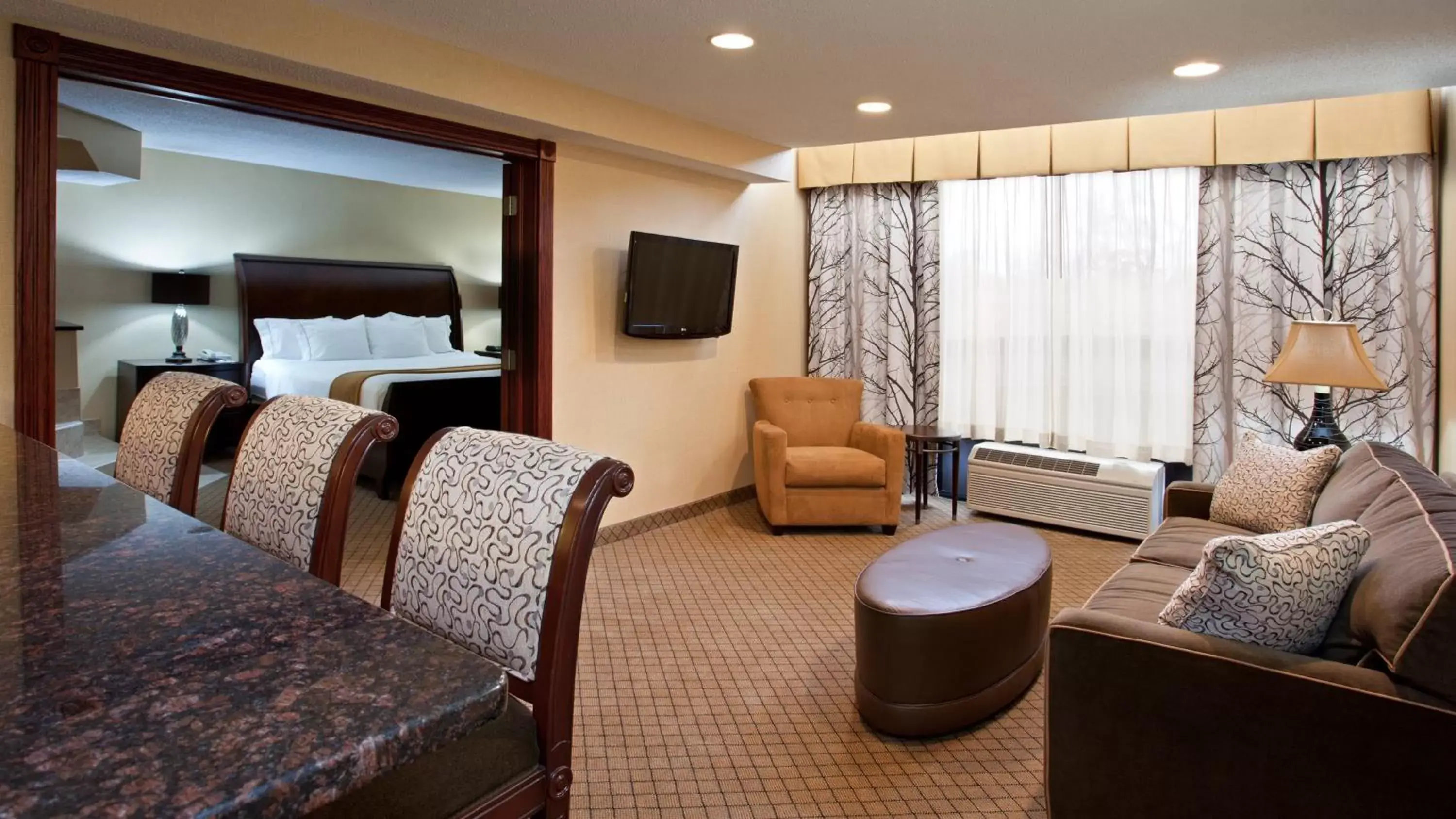 Bedroom, Seating Area in Holiday Inn Express & Suites Wadsworth, an IHG Hotel