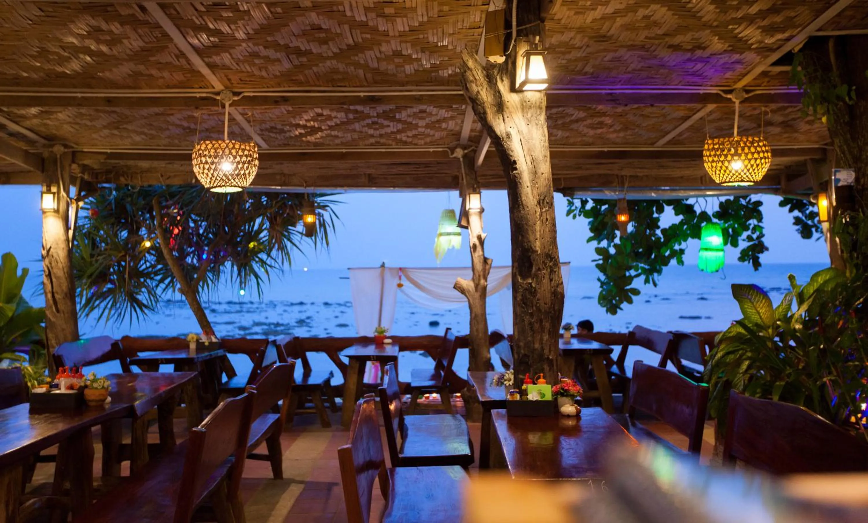 Restaurant/places to eat in Lanta Riviera Beach Resort