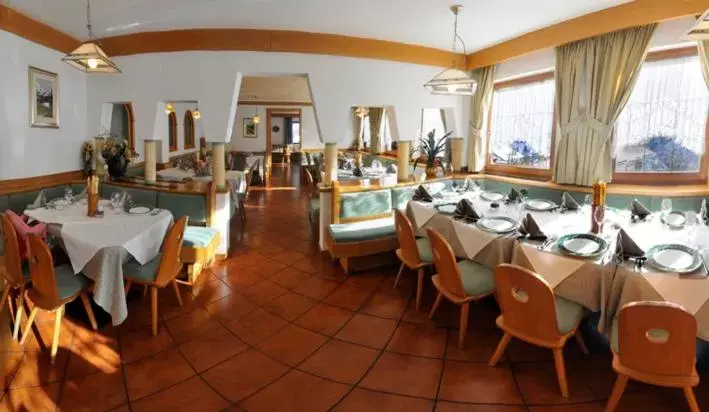 Restaurant/Places to Eat in Hotel El Laresh