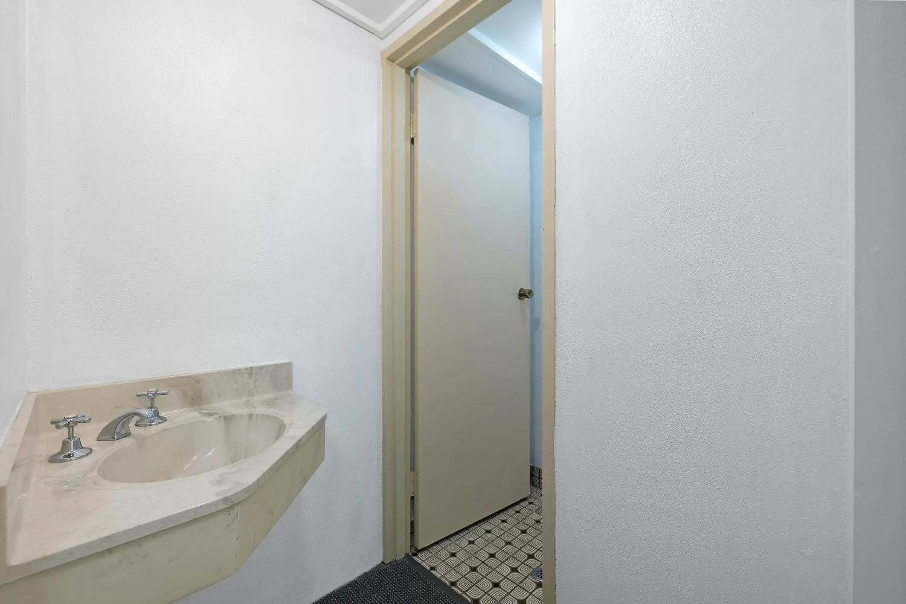 Bathroom in Central Court Motel Warrnambool