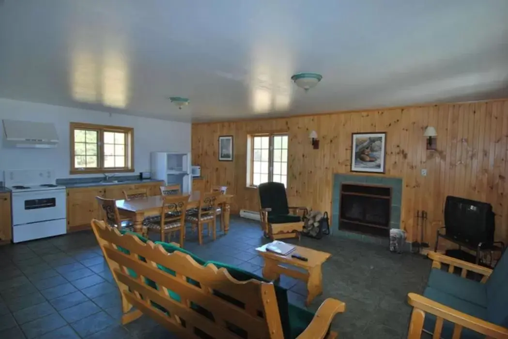 Living room, Restaurant/Places to Eat in Camp Taureau - Altaï Canada