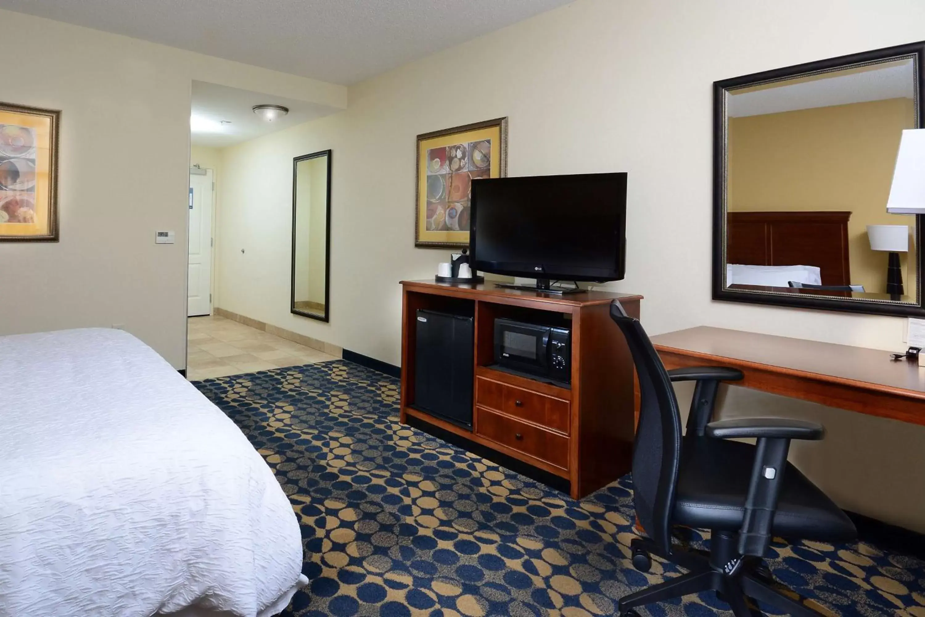 Bedroom, TV/Entertainment Center in Hampton Inn & Suites Durham North I-85