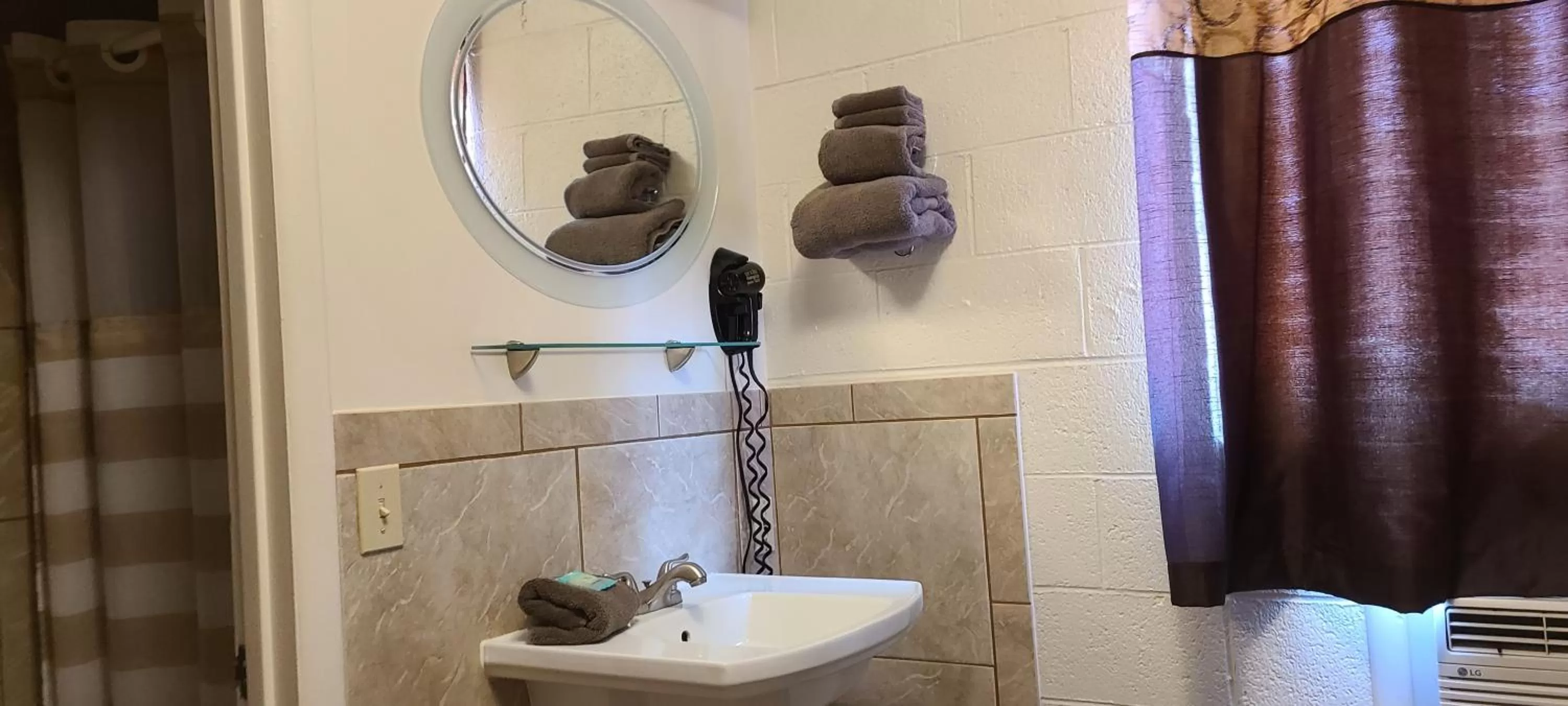 Bathroom in Red Rock Motel and Dam Motel