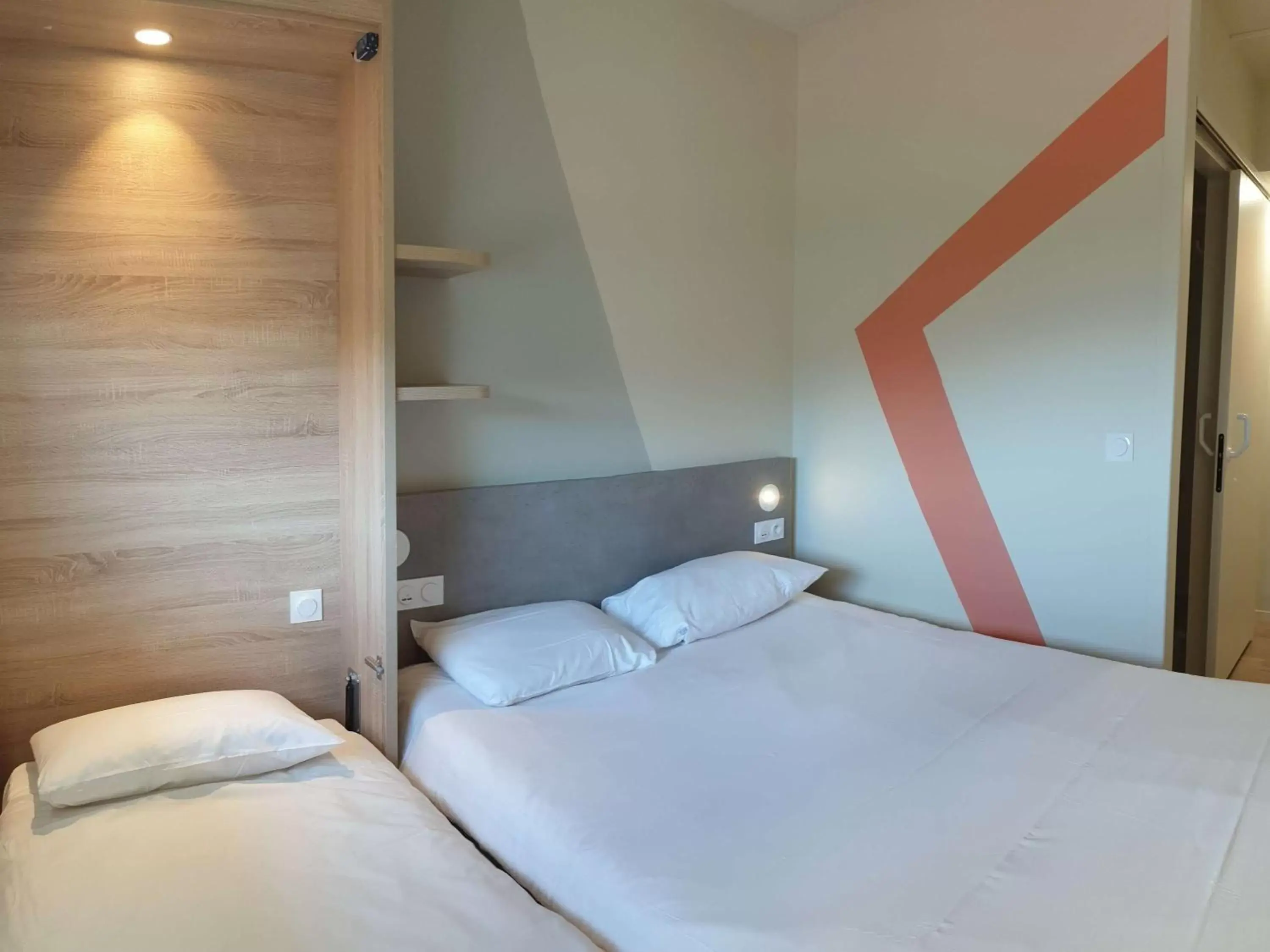 Photo of the whole room, Bed in ibis budget Ciboure St-Jean-Luz