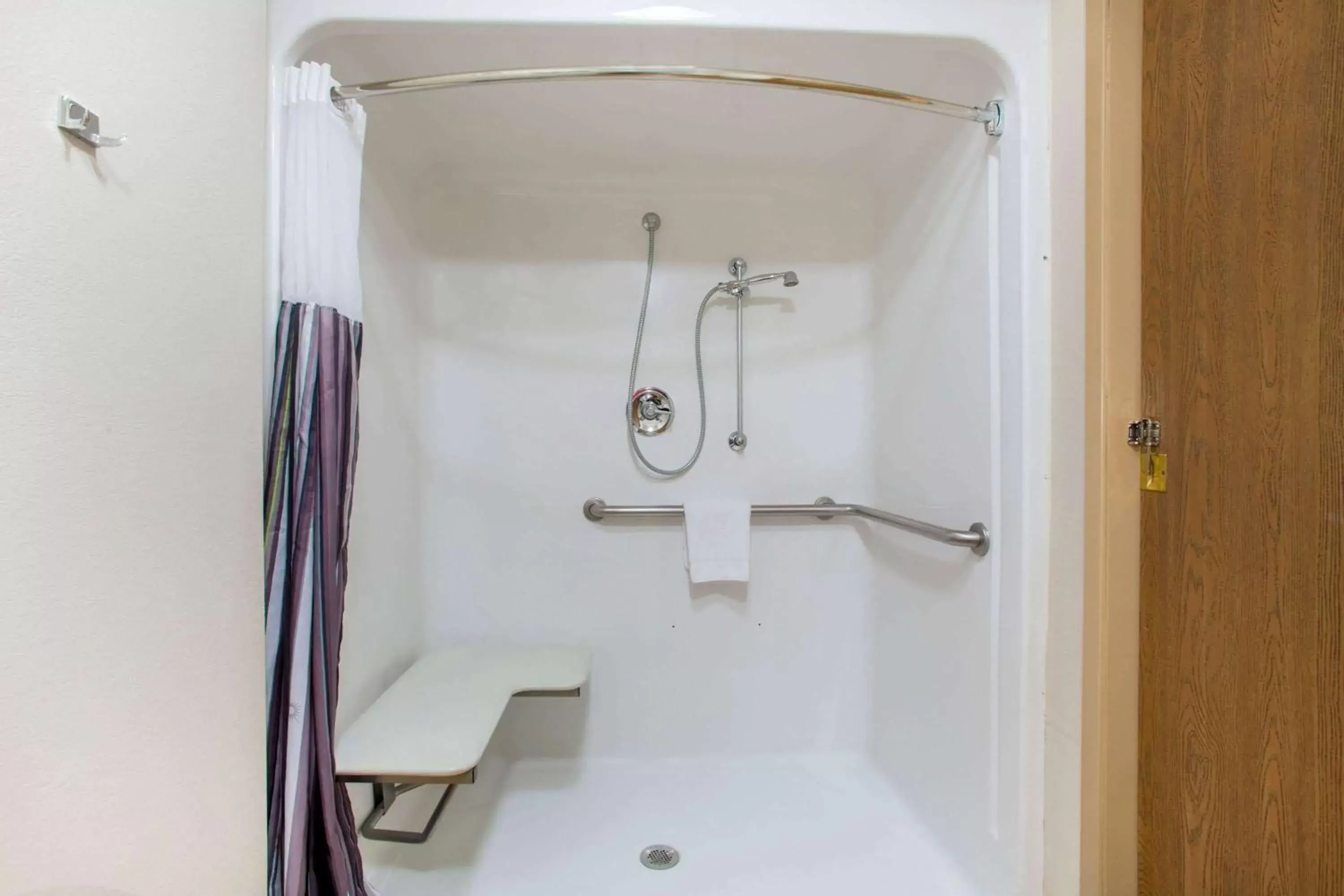 Shower, Bathroom in La Quinta by Wyndham Springfield South