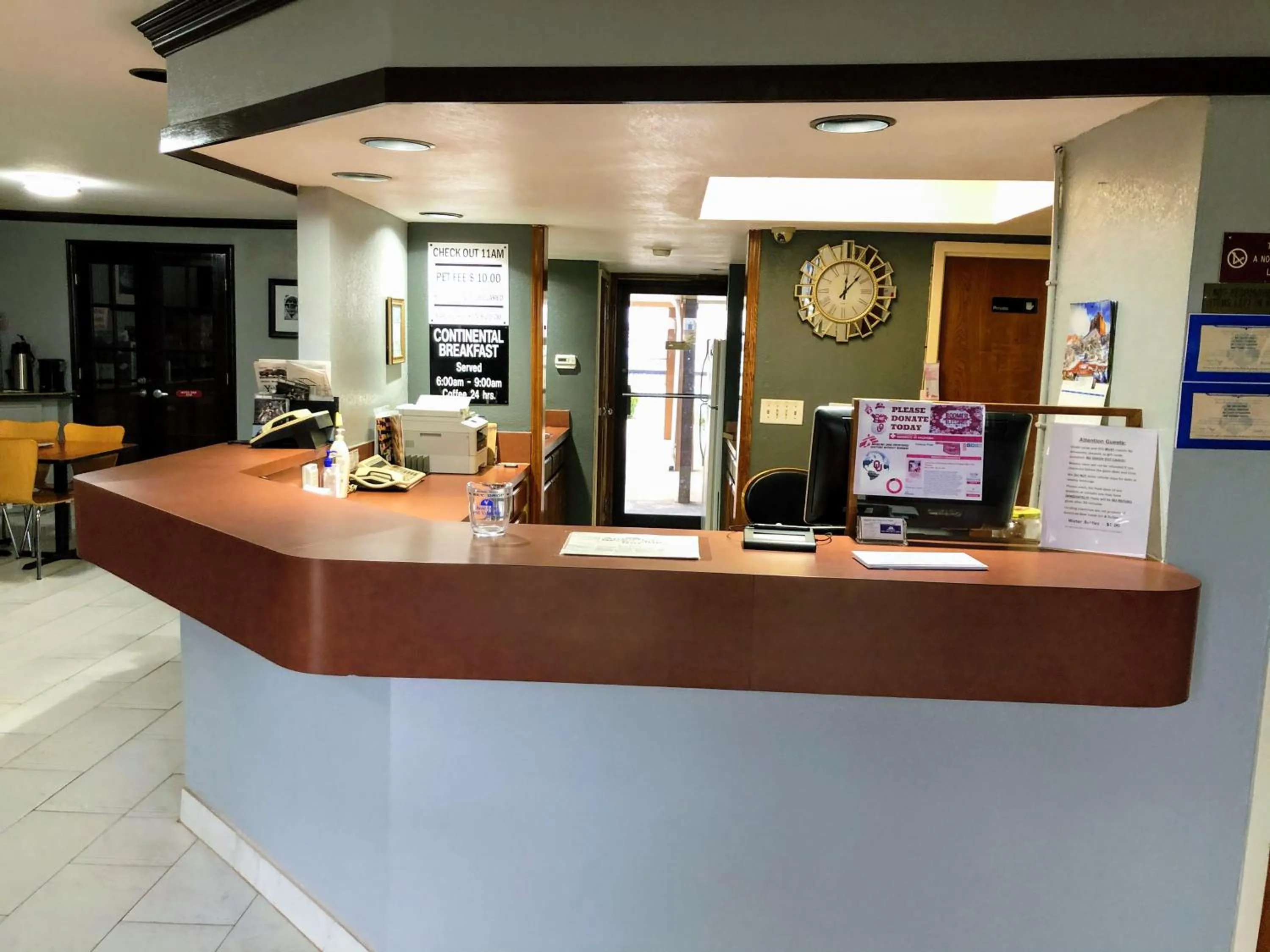 Lobby or reception in Americas Best Value Inn Yukon