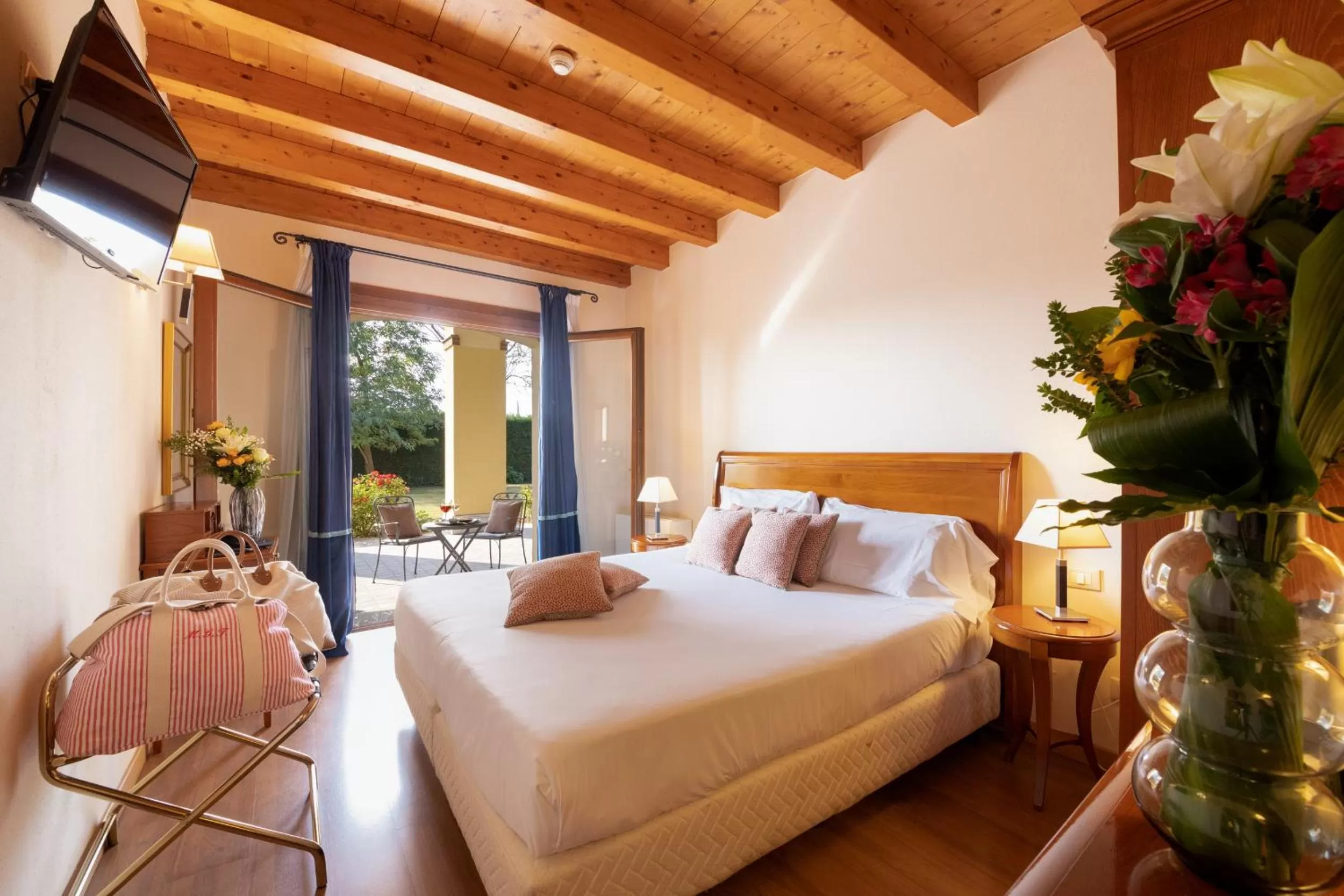 Garden, Bed in Hotel Venice Resort Airport