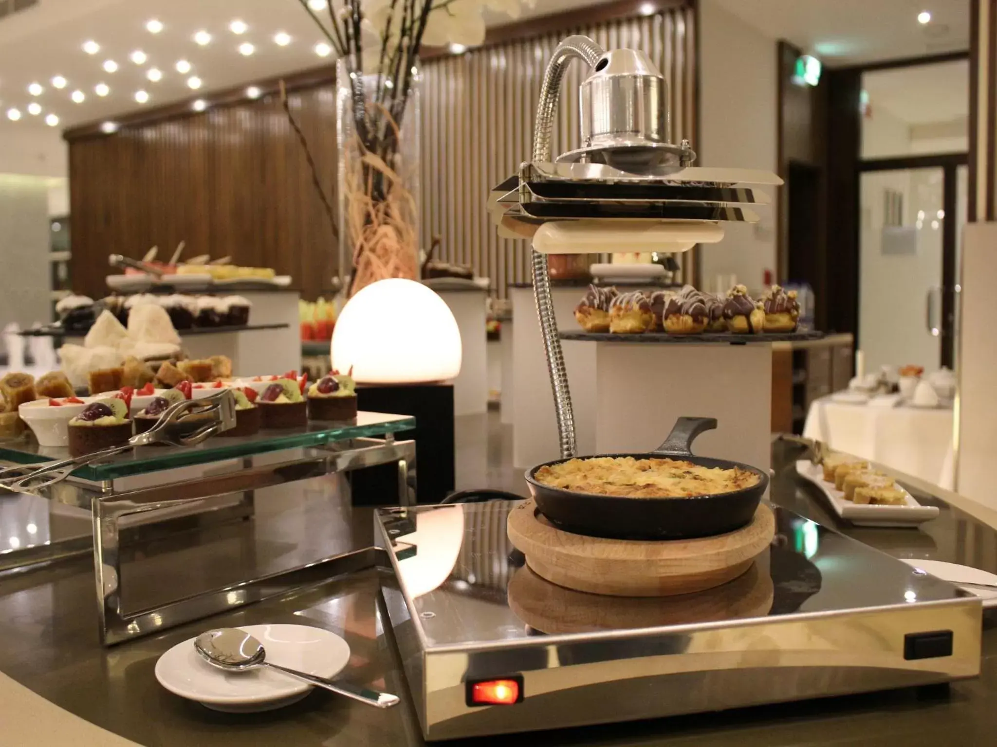 Restaurant/places to eat, Kitchen/Kitchenette in Ramada by Wyndham Dubai Barsha Heights