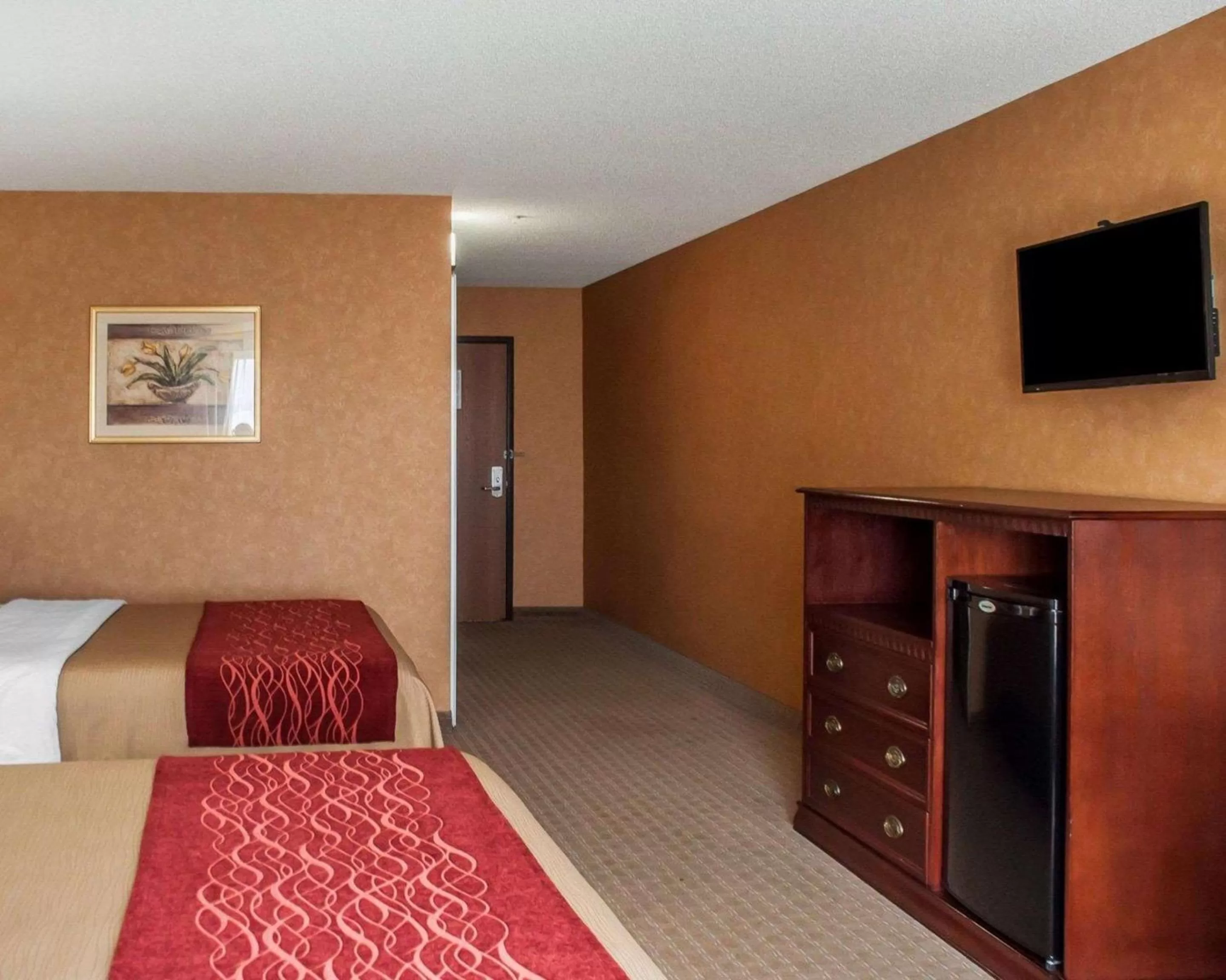 Communal lounge/ TV room, Bed in Quality Inn Near Walden Galleria Mall
