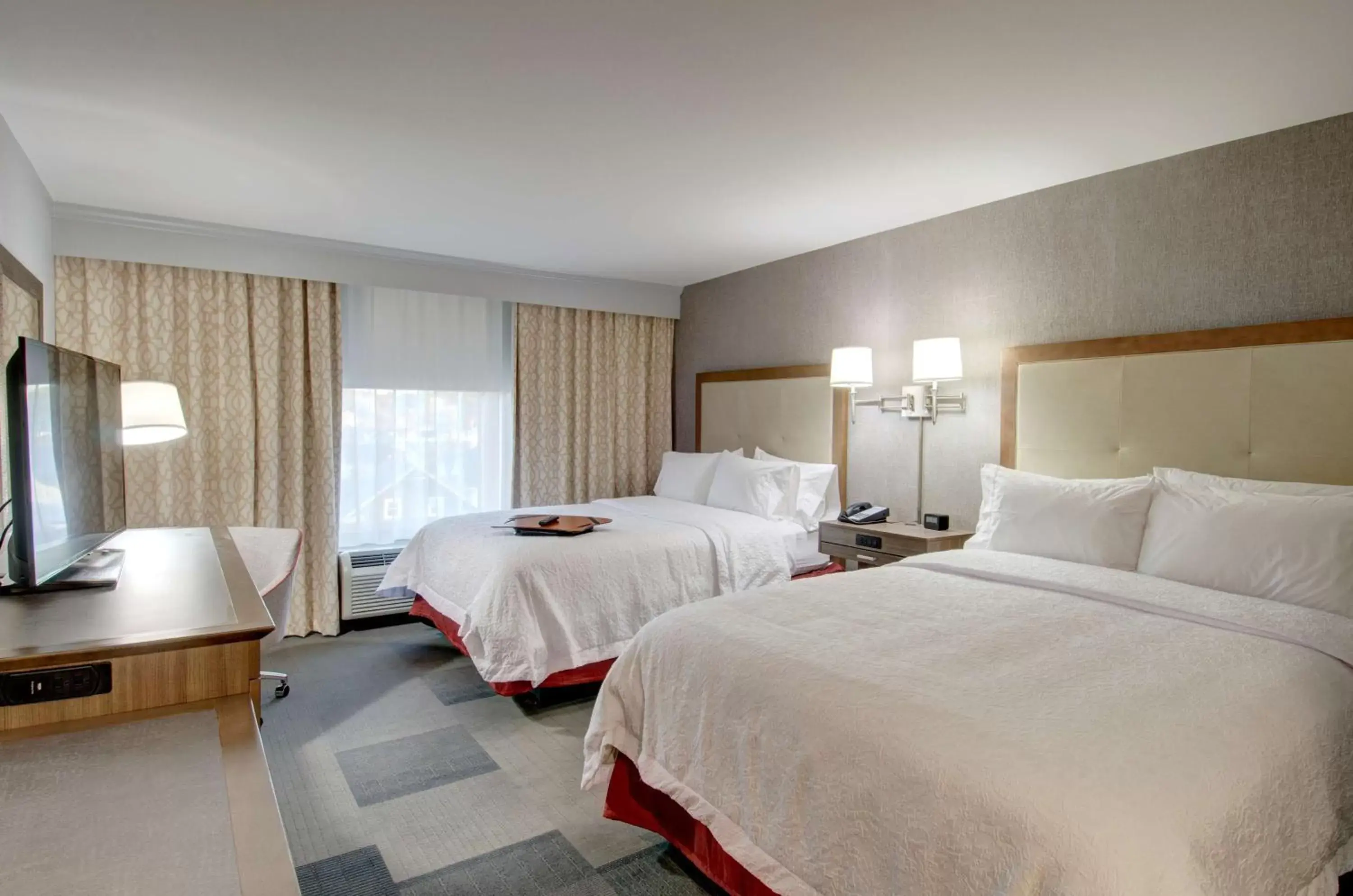 Bed in Hampton Inn & Suites Springfield Downtown