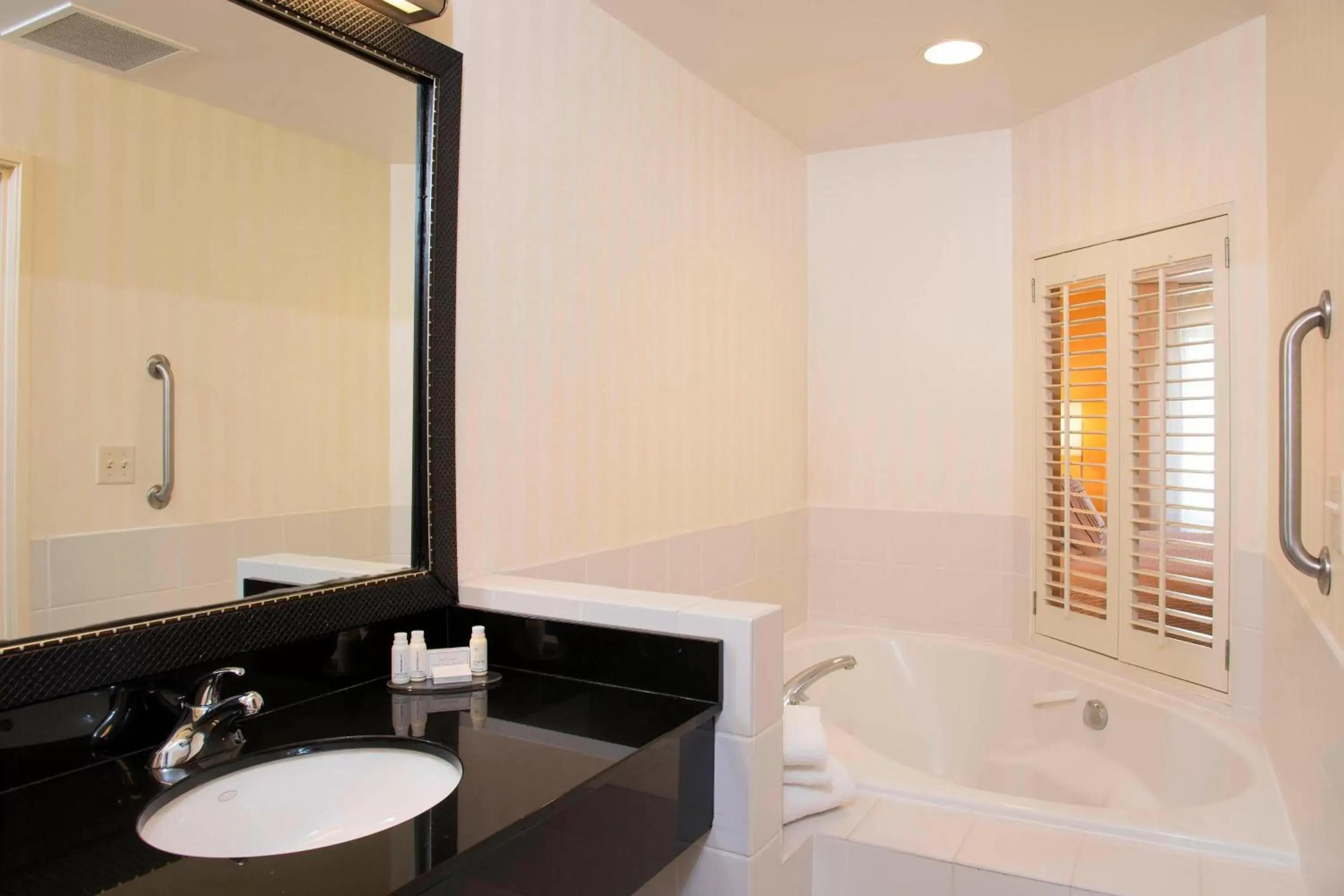 Swimming pool, Bathroom in Fairfield Inn & Suites by Marriott Omaha Downtown