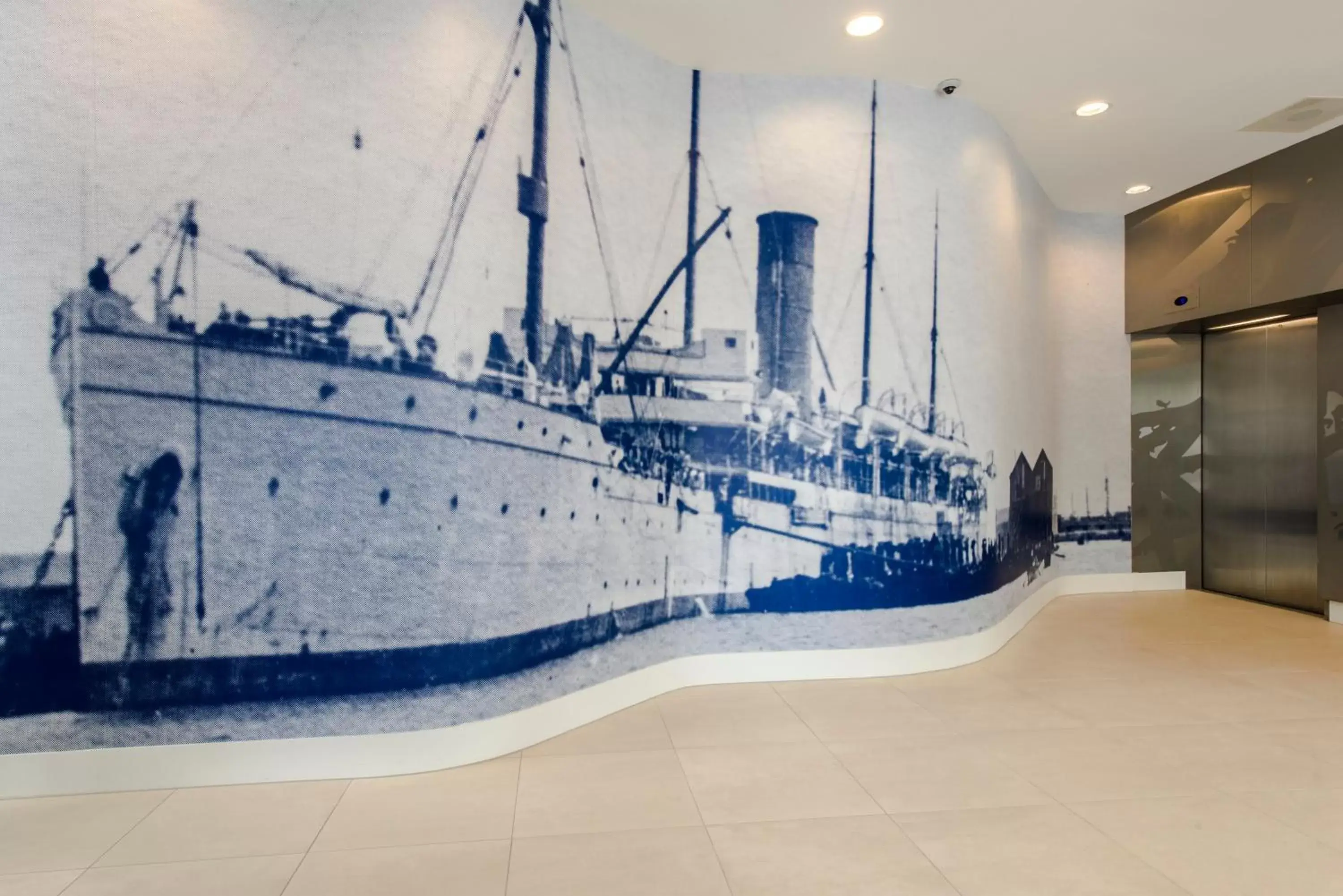 Lobby or reception, Swimming Pool in Holiday Inn Express Rotterdam - Central Station, an IHG Hotel