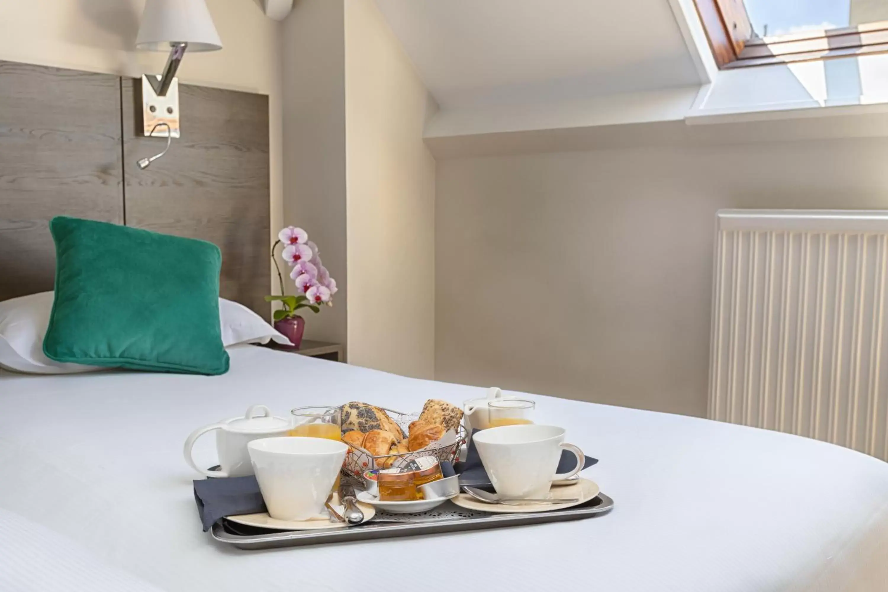 Bedroom, Breakfast in Hôtel Le Beaugency