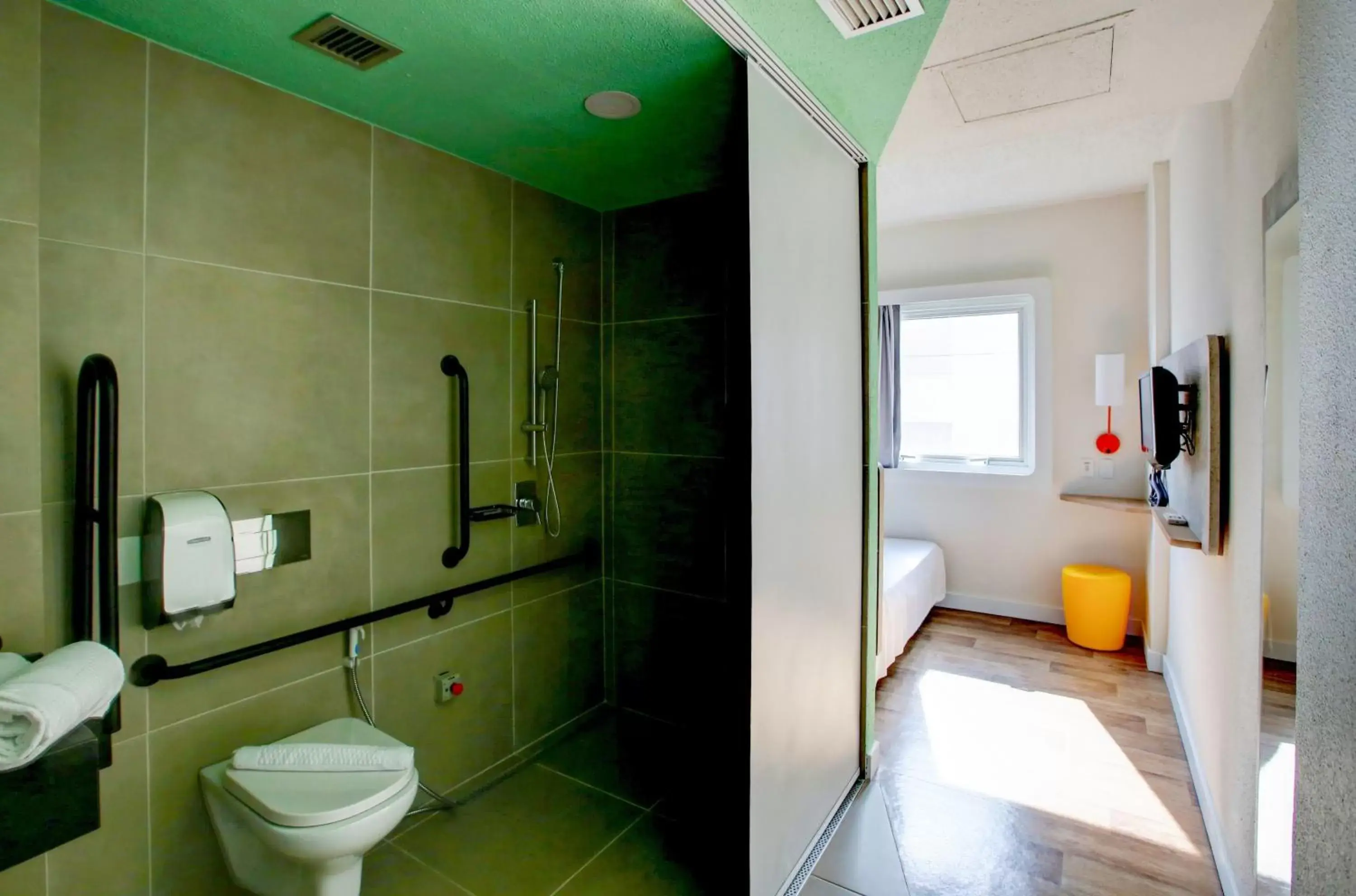 Bathroom in ibis budget Tambore