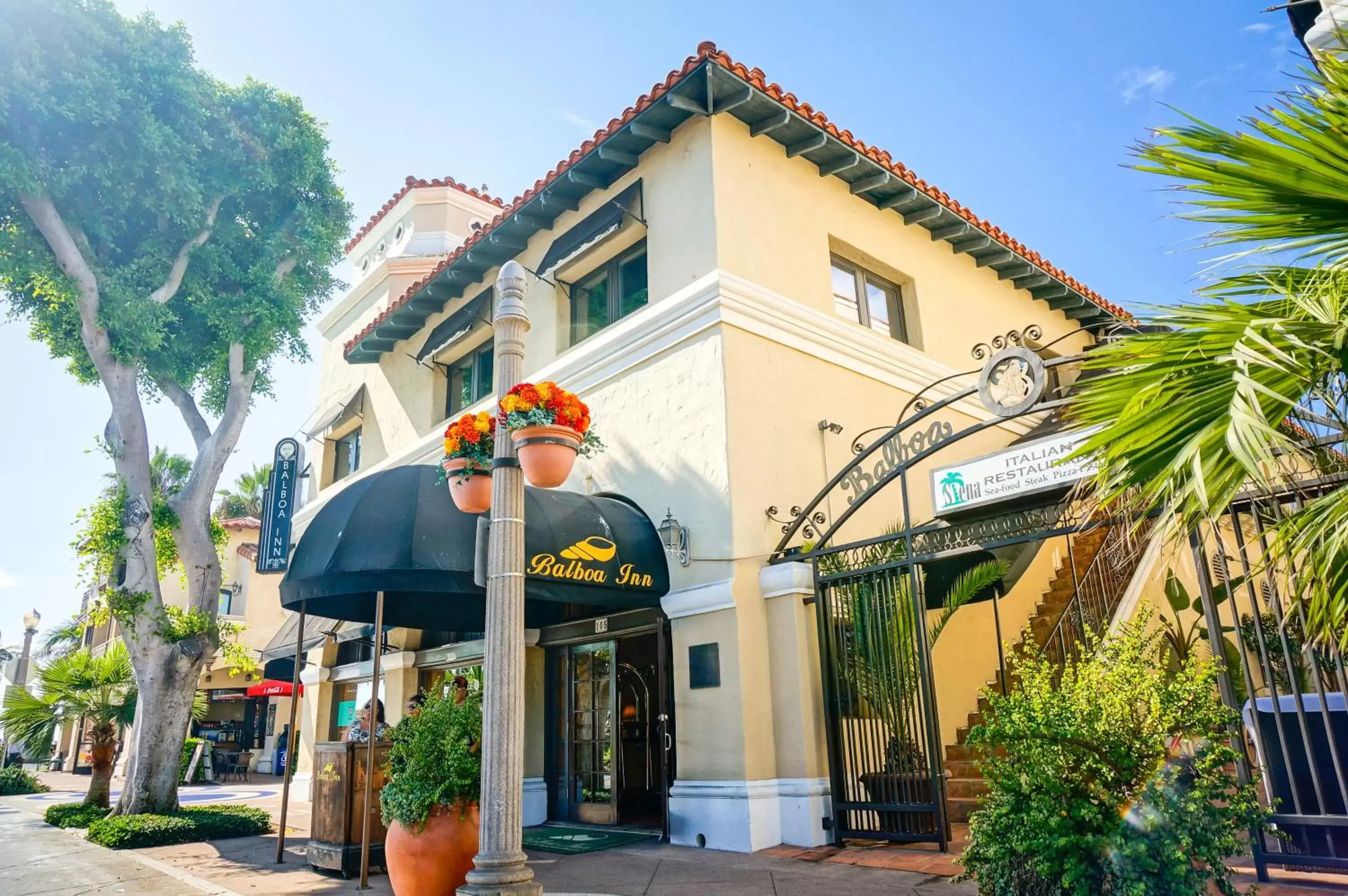 Restaurant/places to eat, Property Building in Balboa Inn, On The Beach At Newport