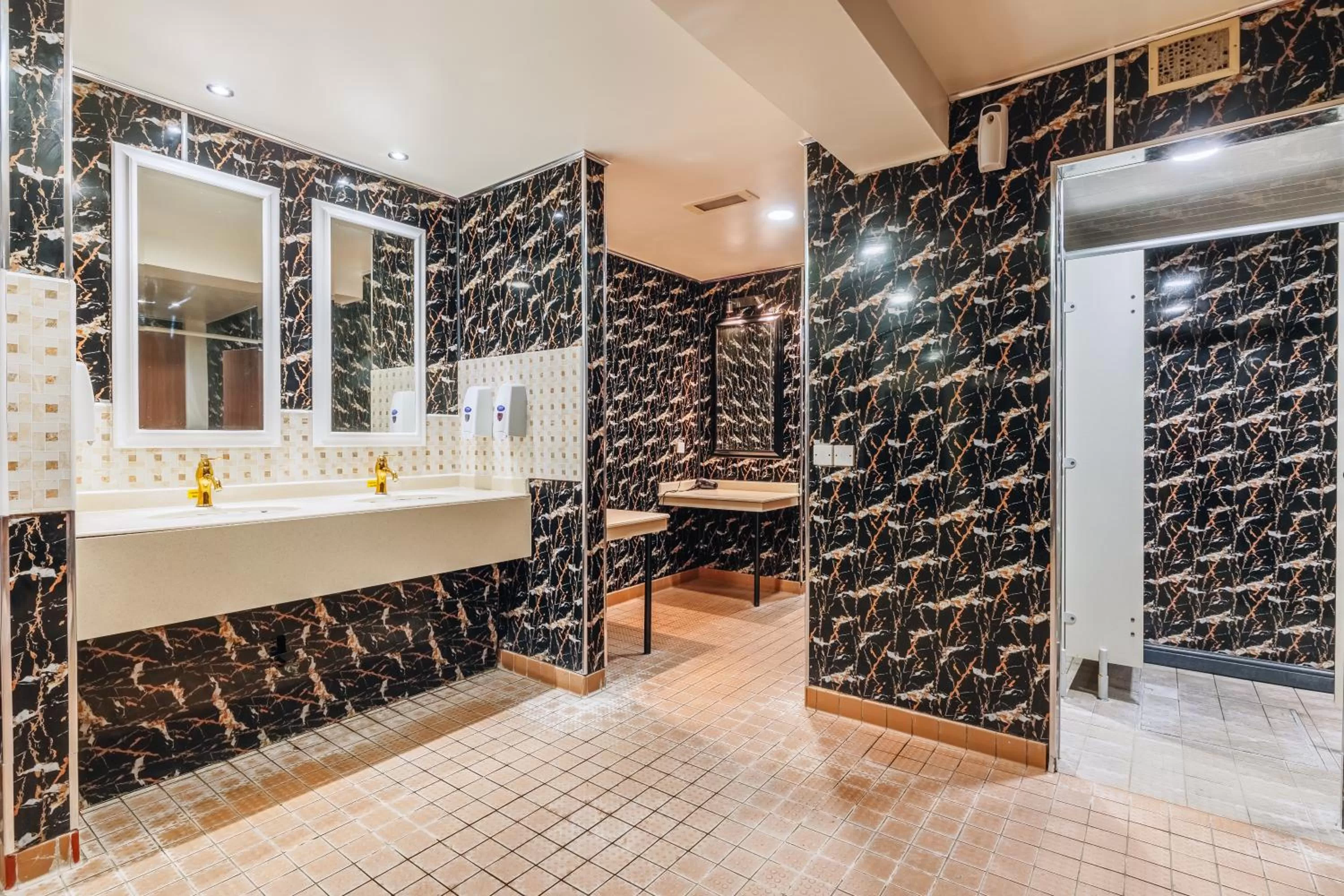 Swimming pool in Muthu Belstead Brook Hotel