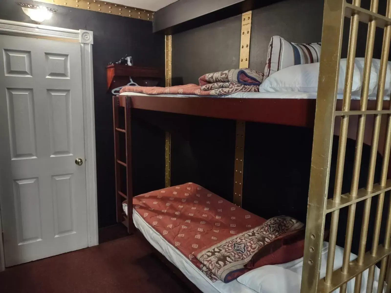 Bed, Bunk Bed in The King George Inn