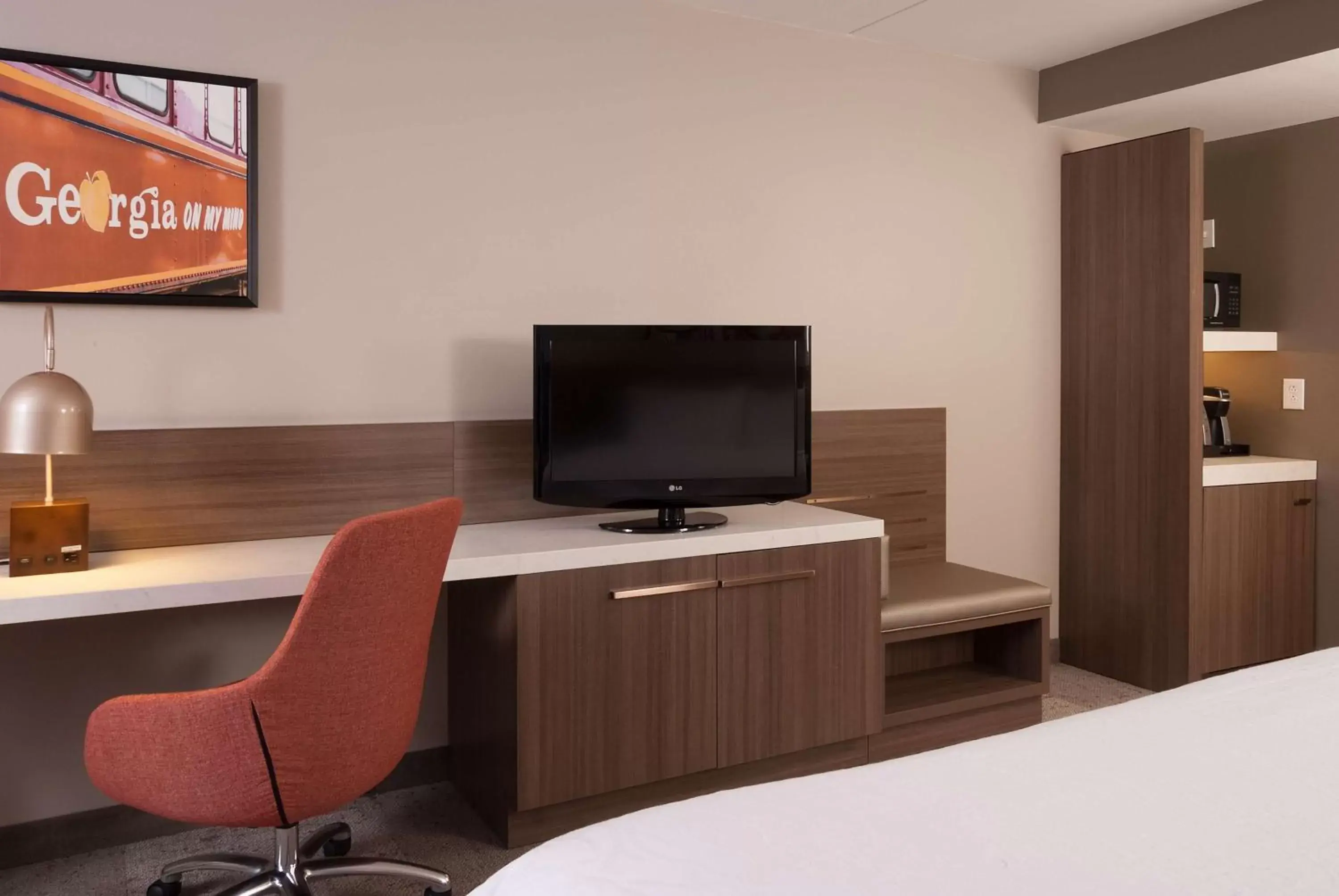 Bedroom, TV/Entertainment Center in Hilton Garden Inn Atlanta Airport/Millenium Center