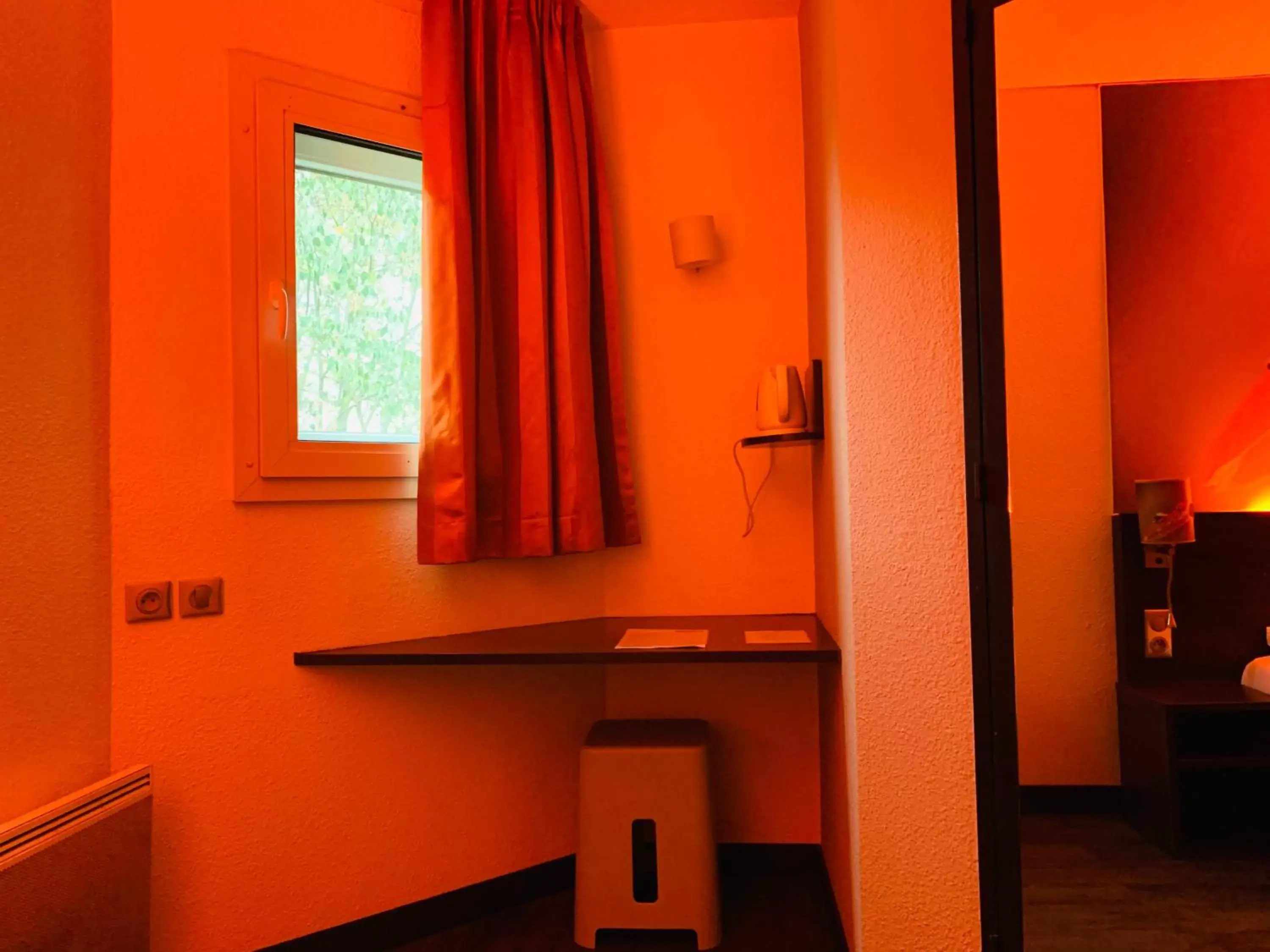 Coffee/tea facilities, Bathroom in Hotel Inn Design Dijon Sud