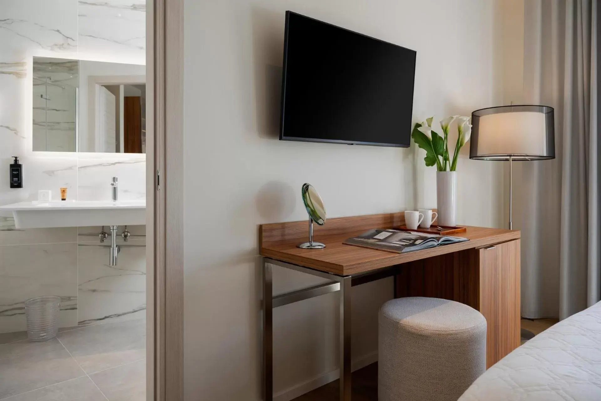 Bedroom, TV/Entertainment Center in Doria Park Hotel