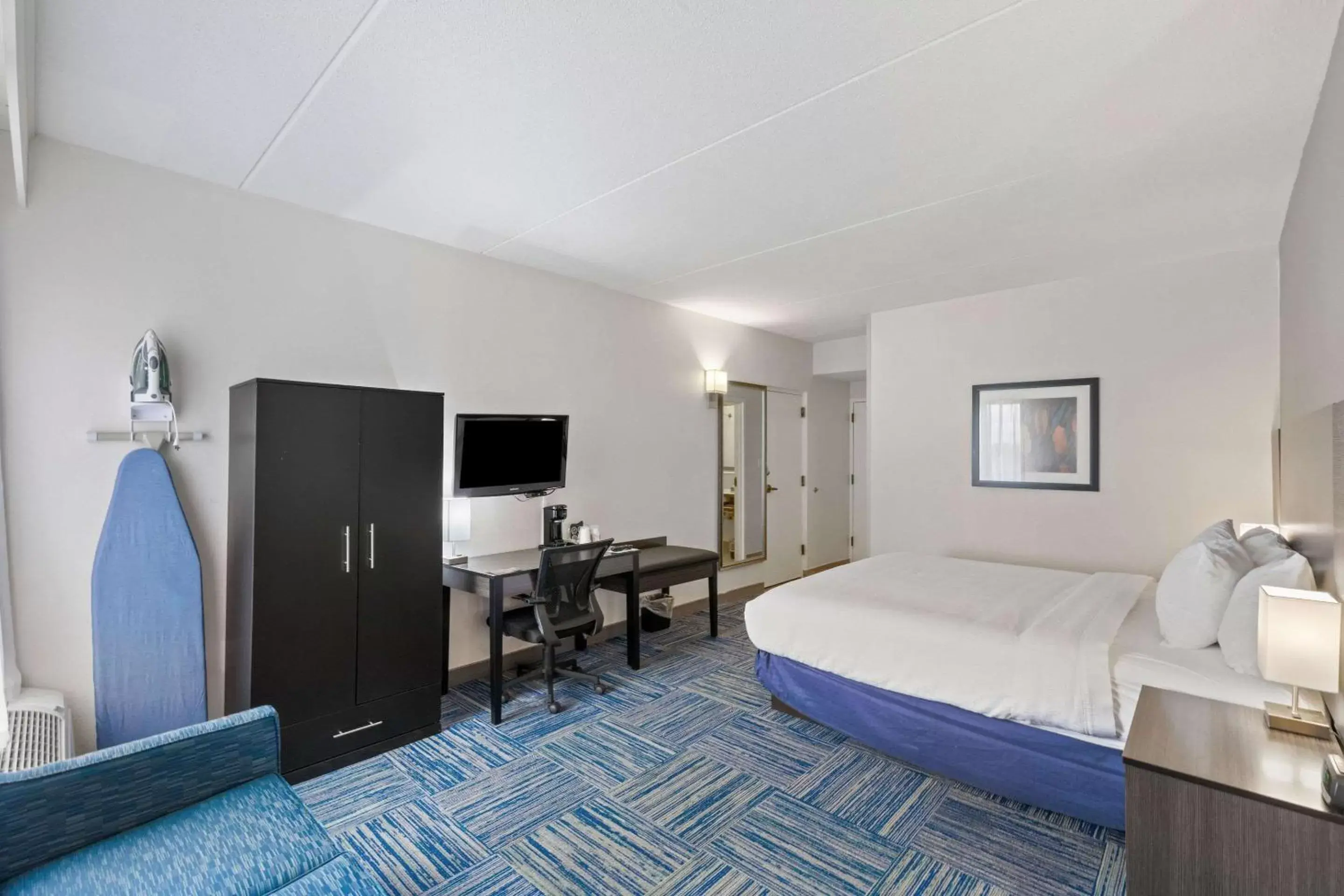 Bedroom, TV/Entertainment Center in Allentown Park Hotel, Ascend Hotel Collection