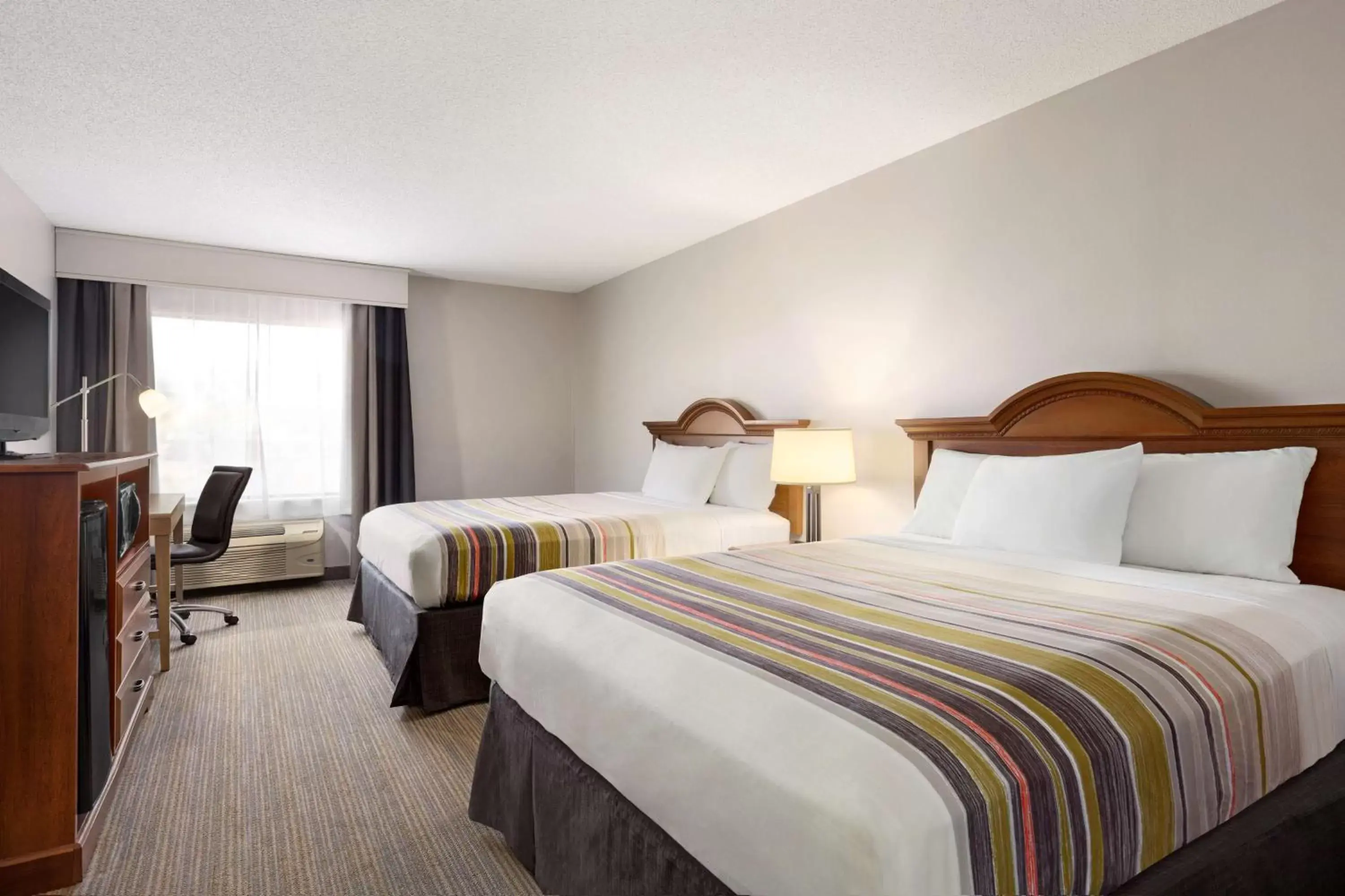 Photo of the whole room, Bed in Country Inn & Suites by Radisson, Dahlgren-King George, VA