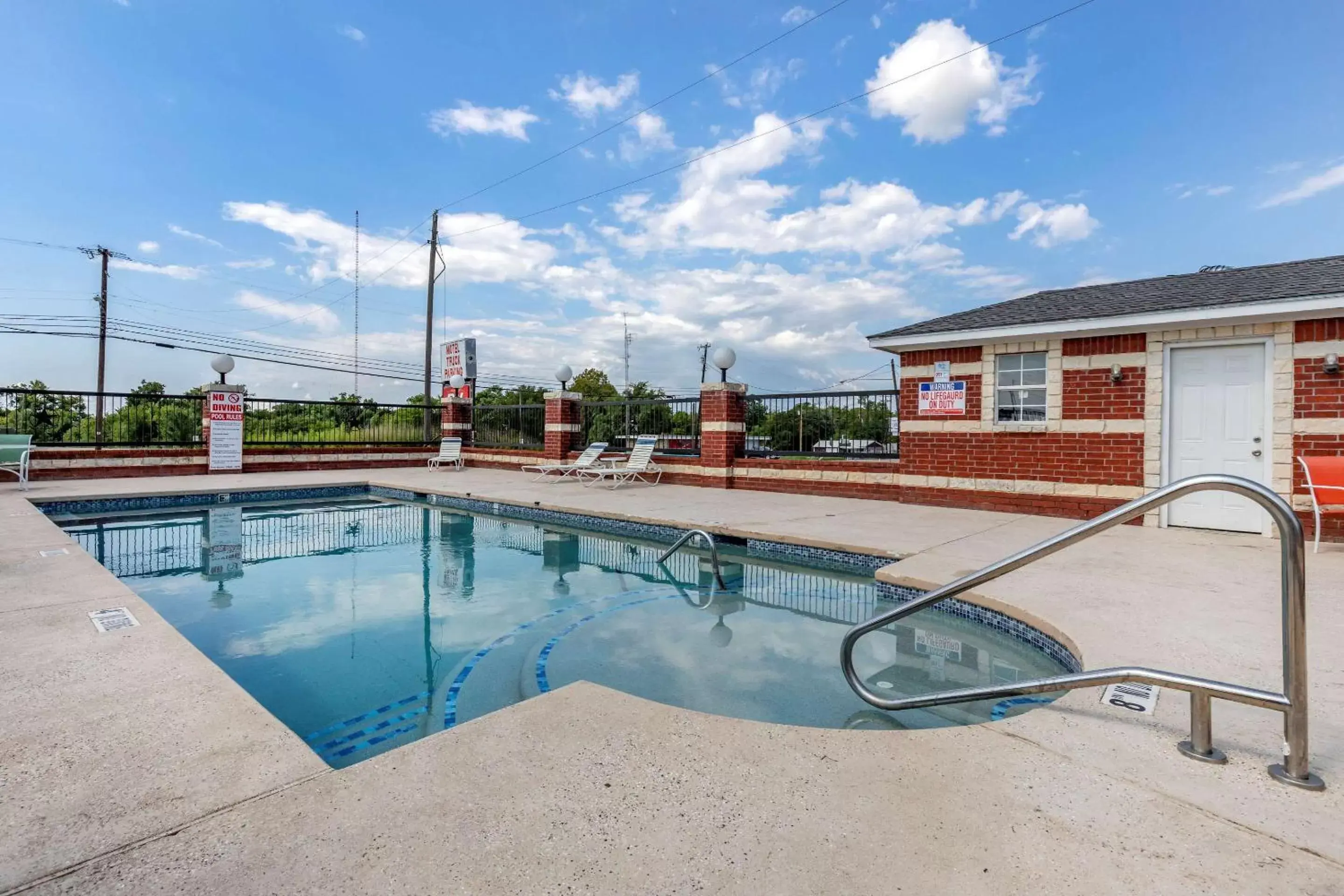 Swimming Pool in Quality Inn