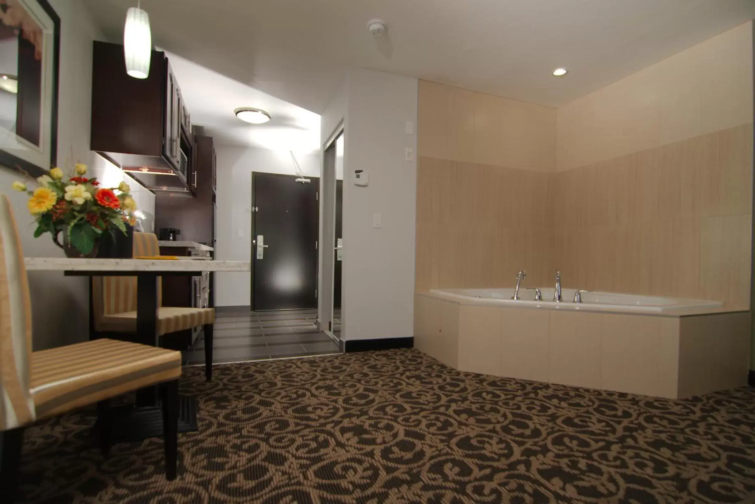 Kitchen or kitchenette in Paradise Inn and Suites Redwater