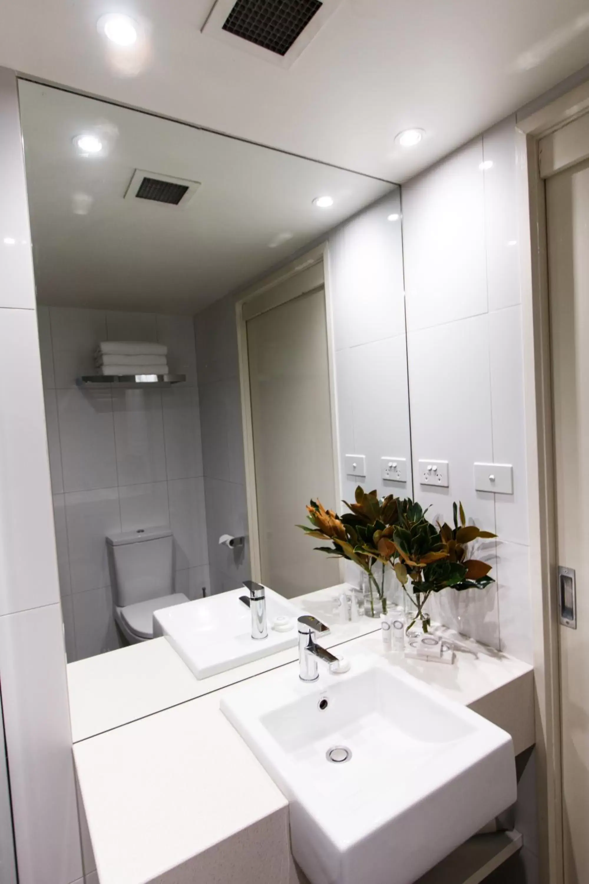 Bathroom in Quality Hotel Wangaratta Gateway