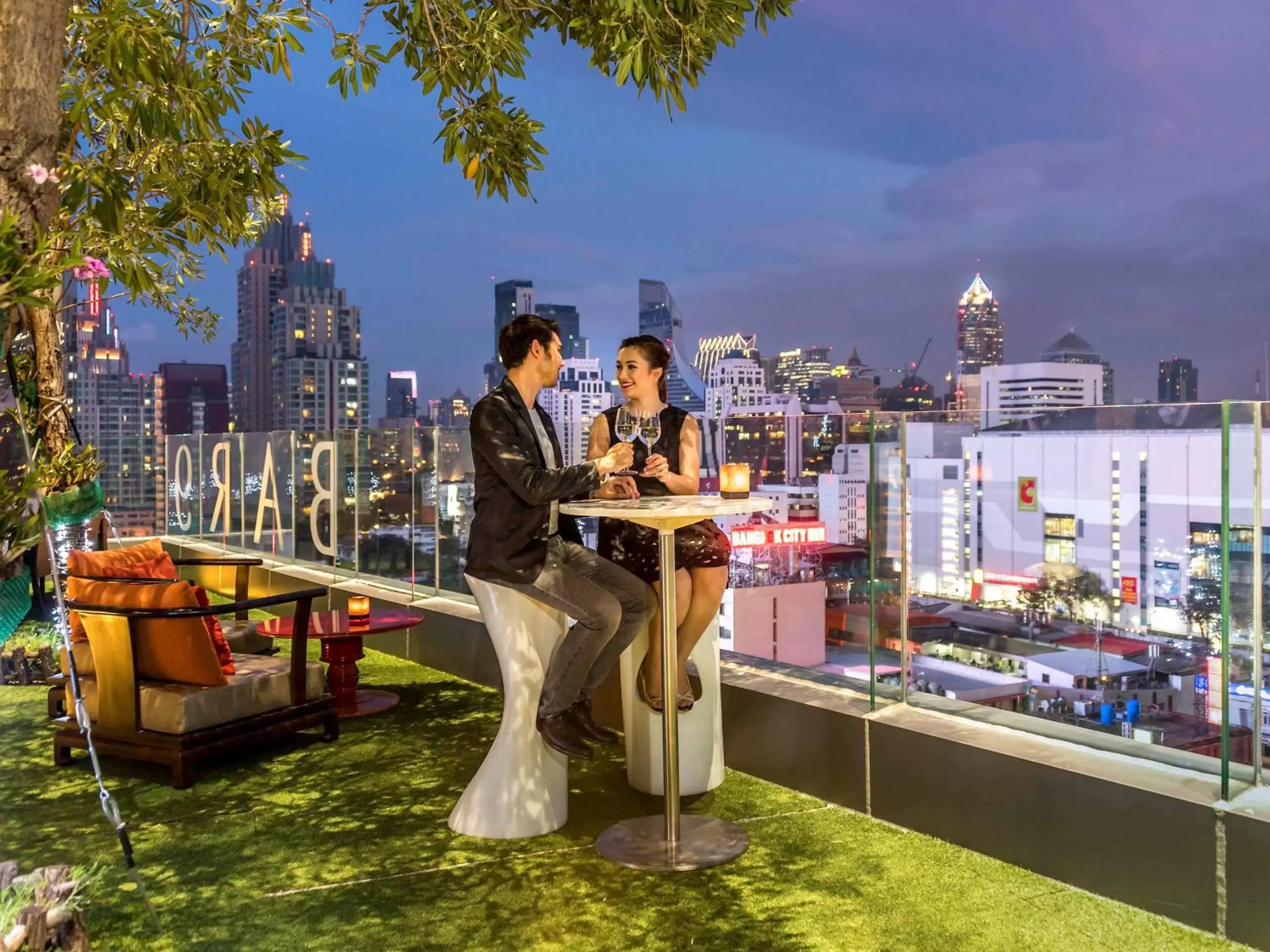 Lounge or bar in Novotel Bangkok Platinum Pratunam