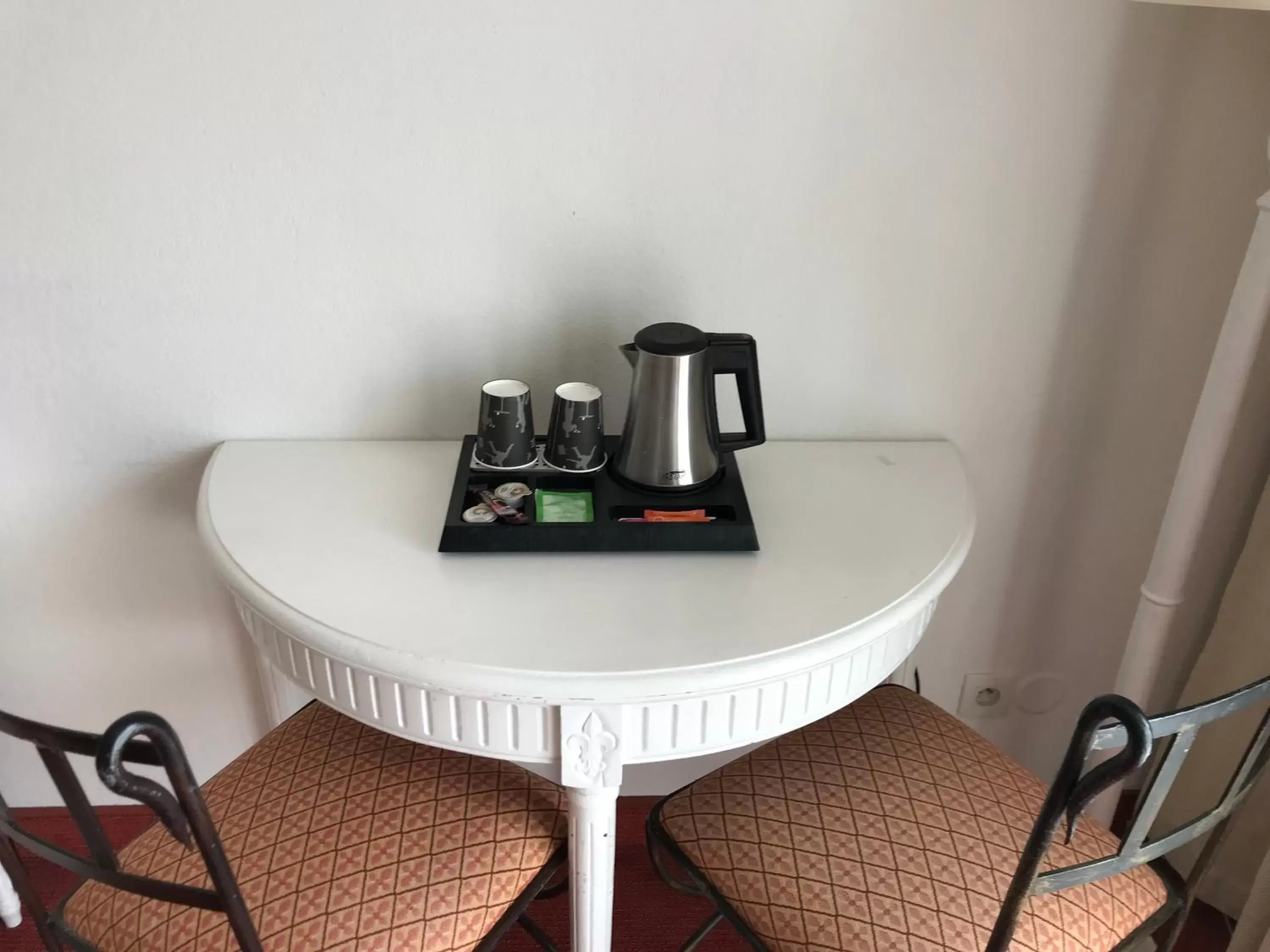 Coffee/Tea Facilities in Avignon Grand Hotel