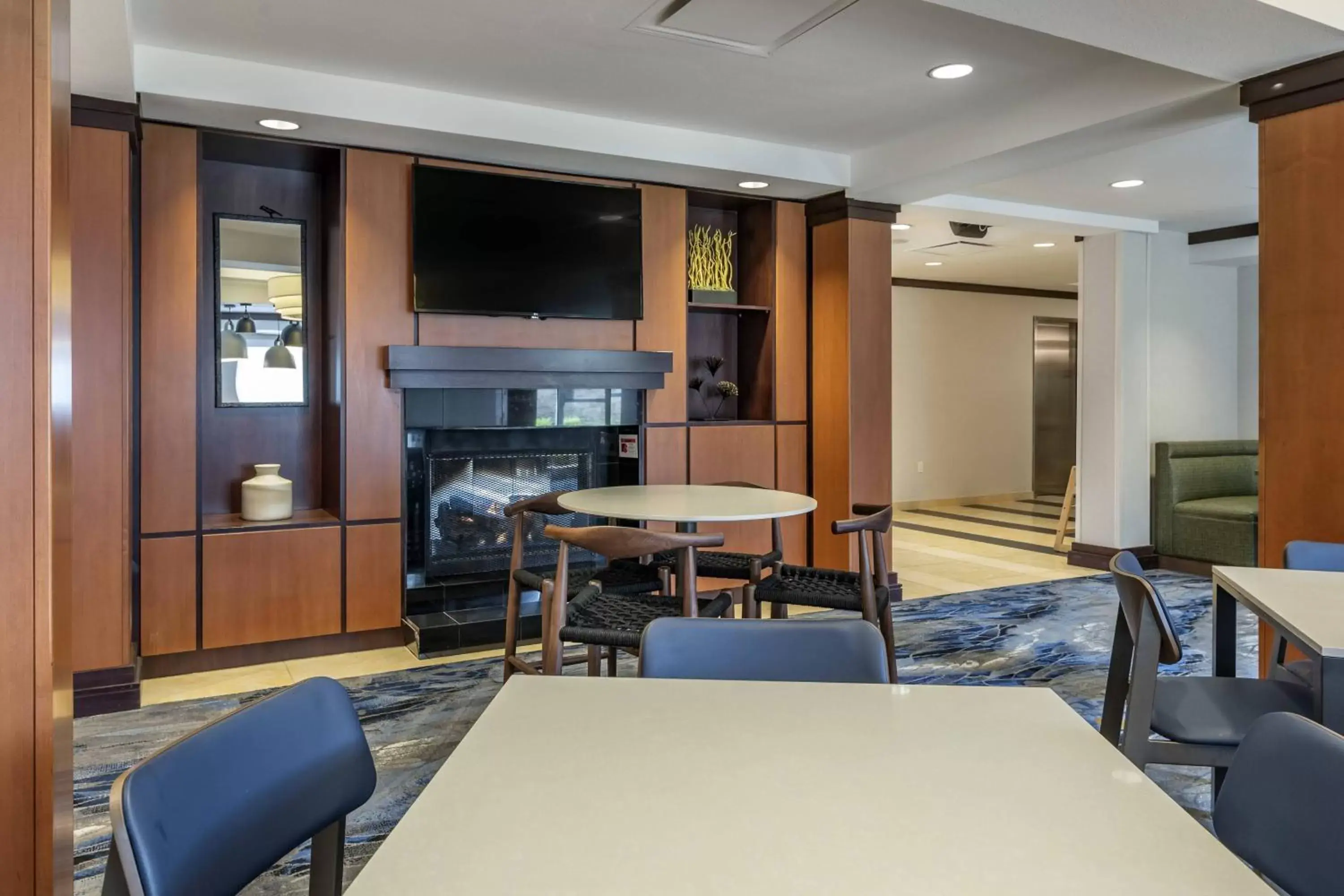Lobby or reception, Lounge/Bar in Fairfield Inn & Suites by Marriott Texarkana