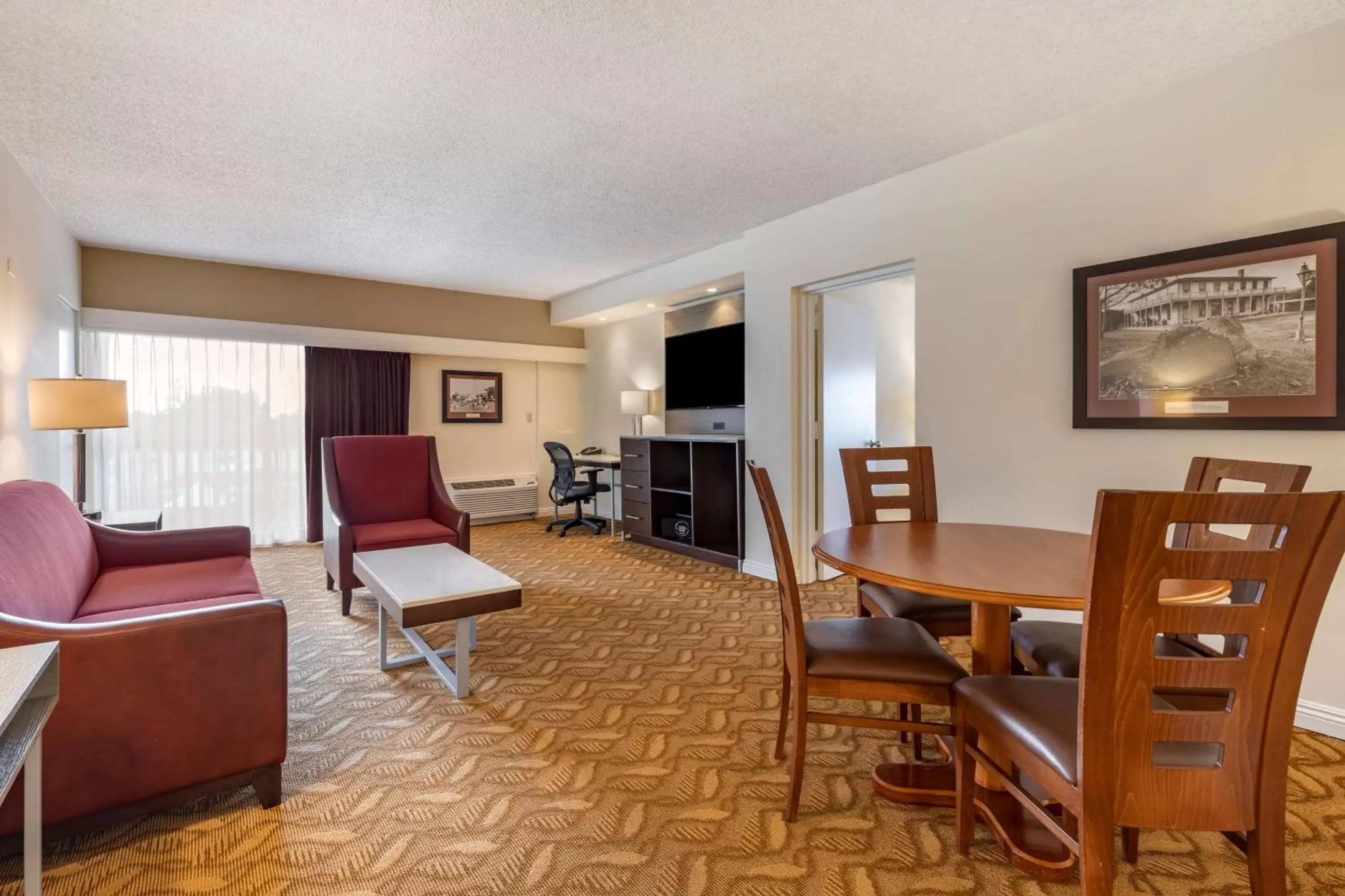 Living room, Seating Area in Best Western Plus Thousand Oaks Inn