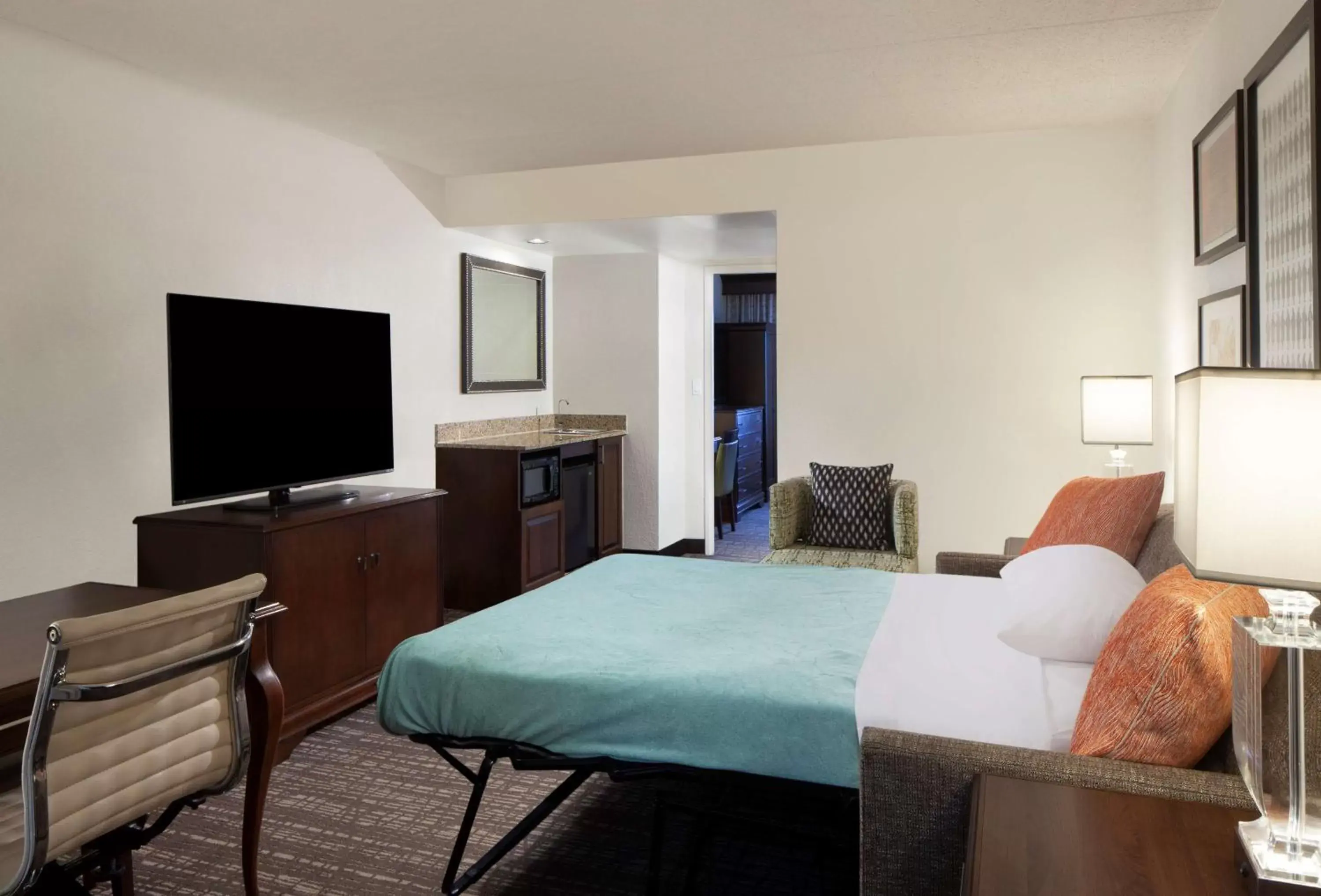 Bed, TV/Entertainment Center in Embassy Suites by Hilton Philadelphia Airport