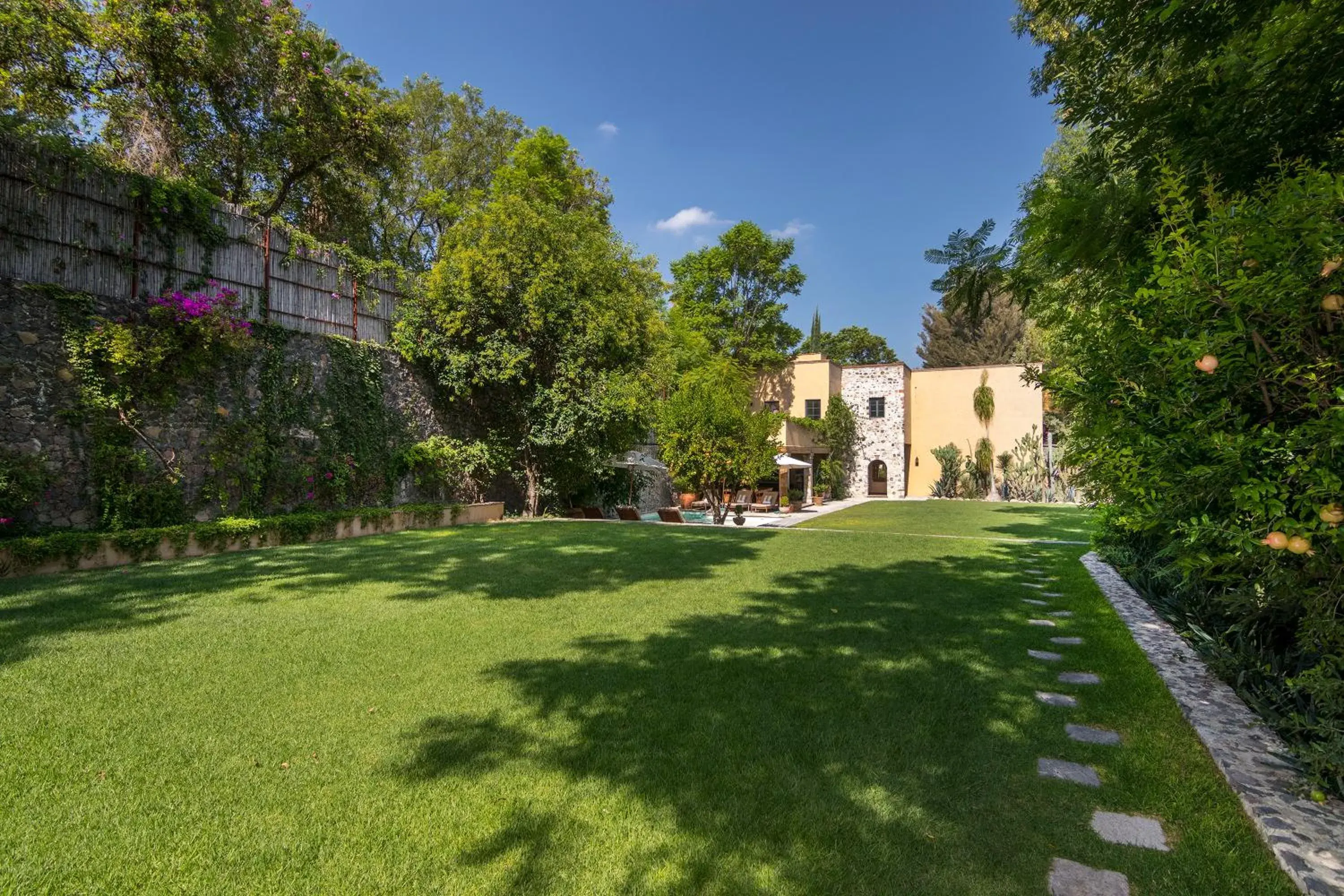 Property building, Garden in Hotel Santa Monica