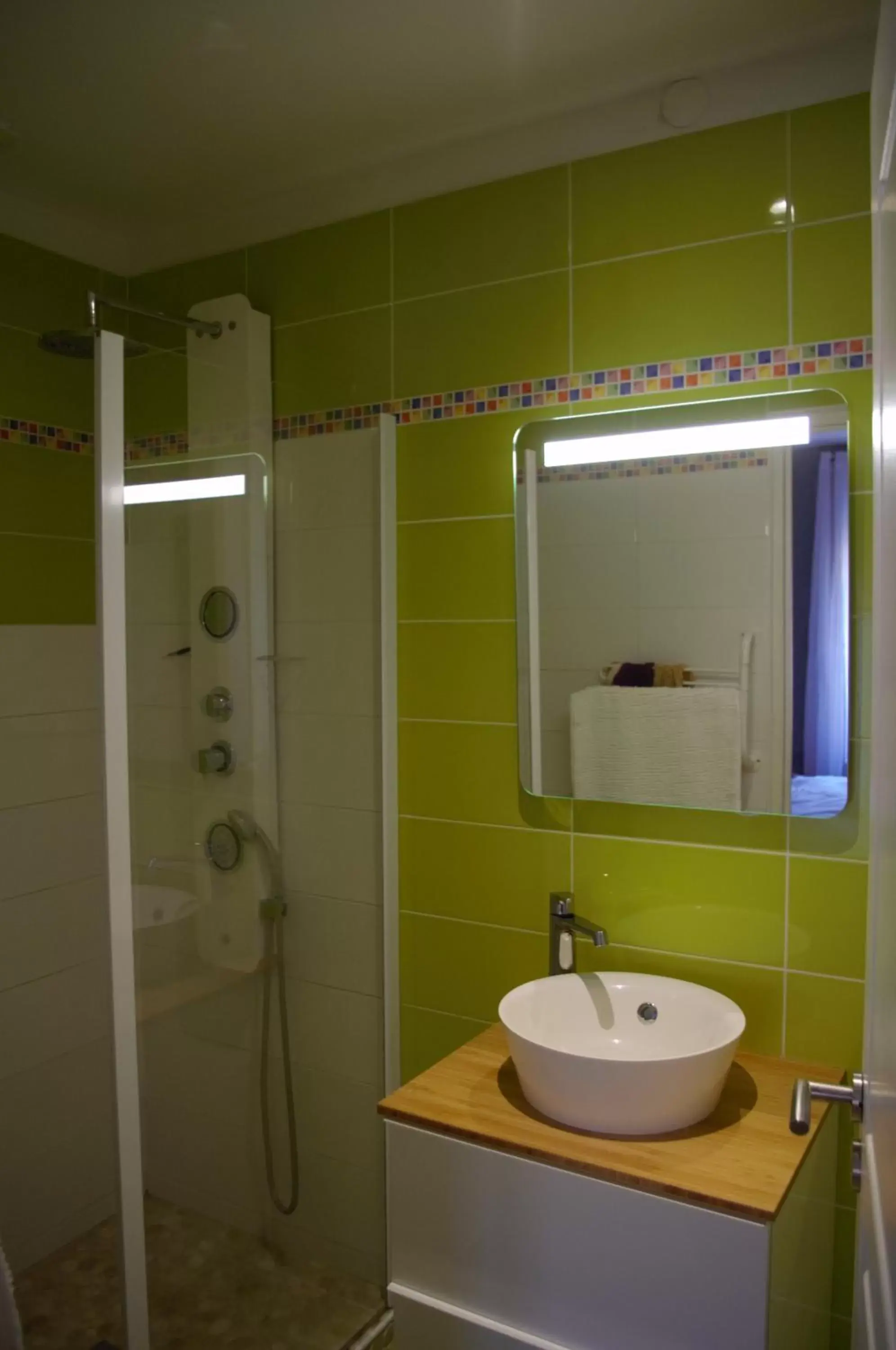 Bathroom in La Maison de L Artiste - Chambres d'hôtes à Verdun - avec jacuzzi