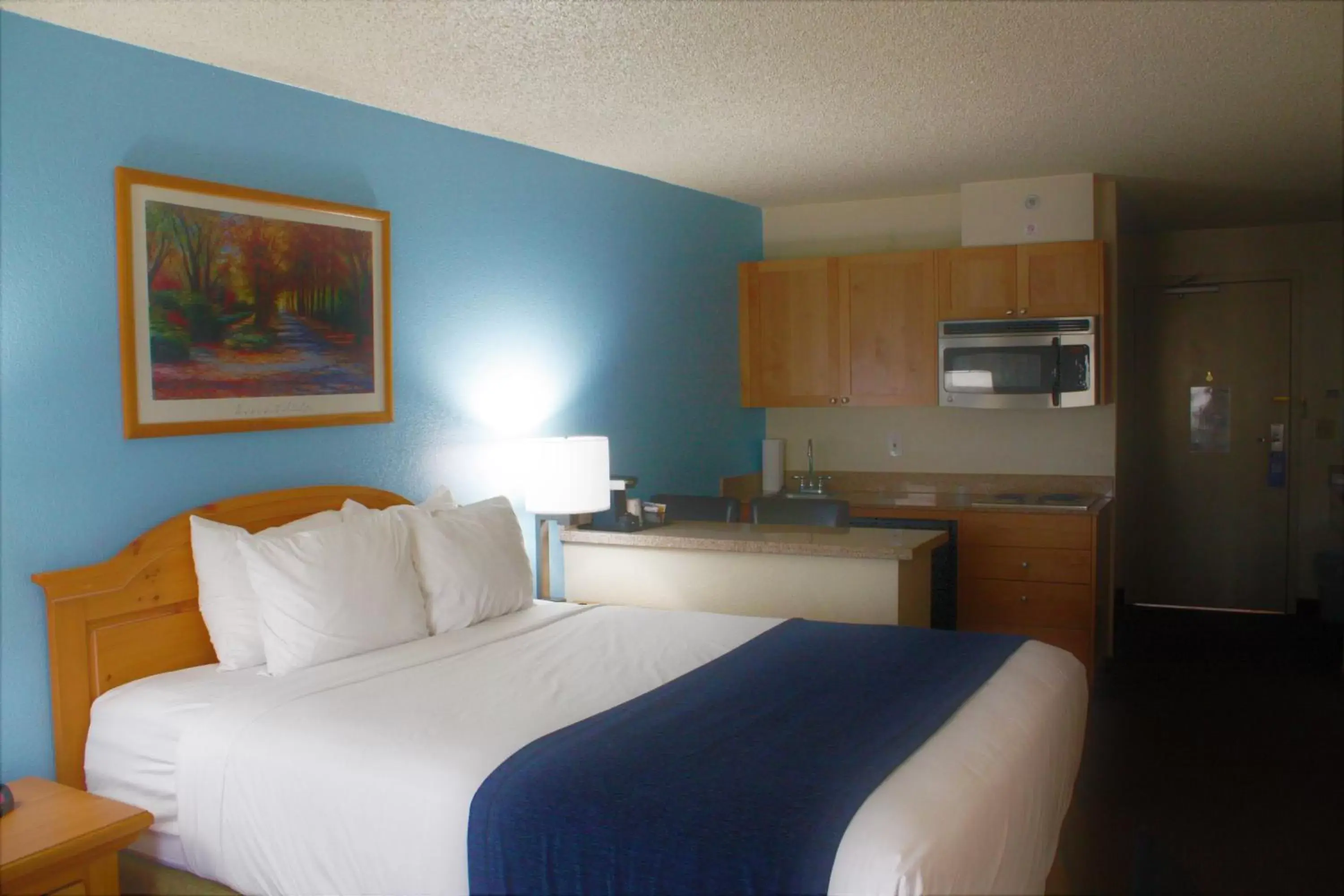 Photo of the whole room, Bed in Baymont by Wyndham Yakima Riverfront