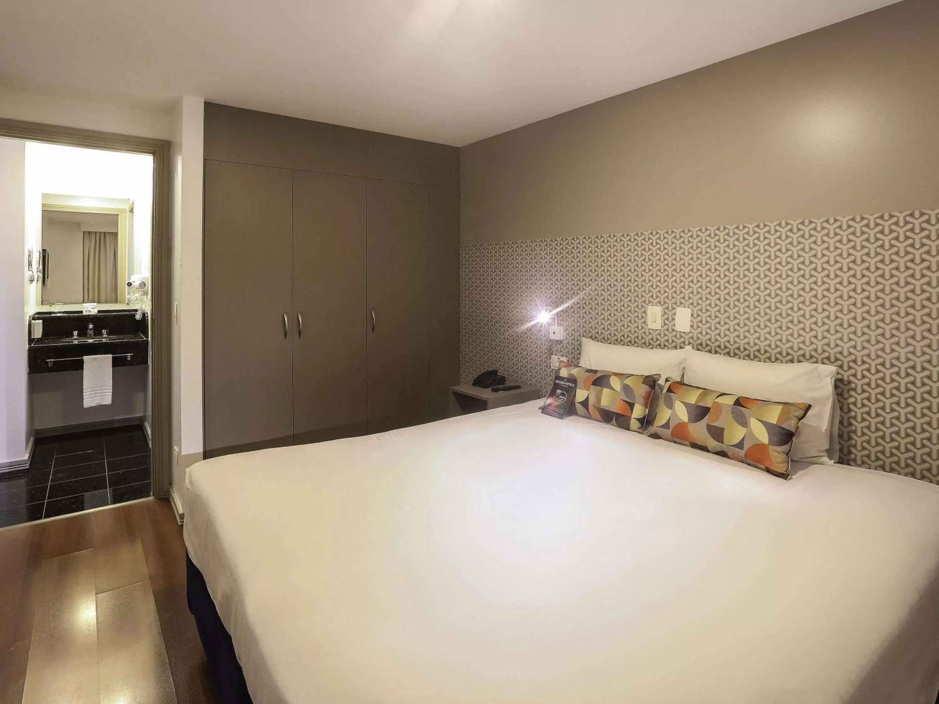 Standard Apartment with 1 Queen bed  in Mercure Curitiba 7 de Setembro