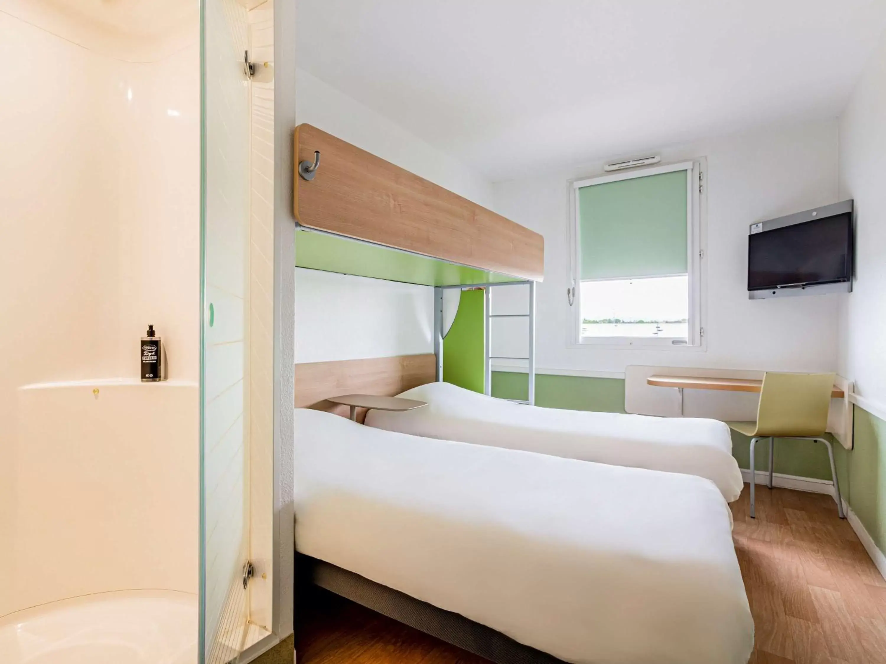 Photo of the whole room, Bed in ibis budget Carcassonne Aéroport - A61