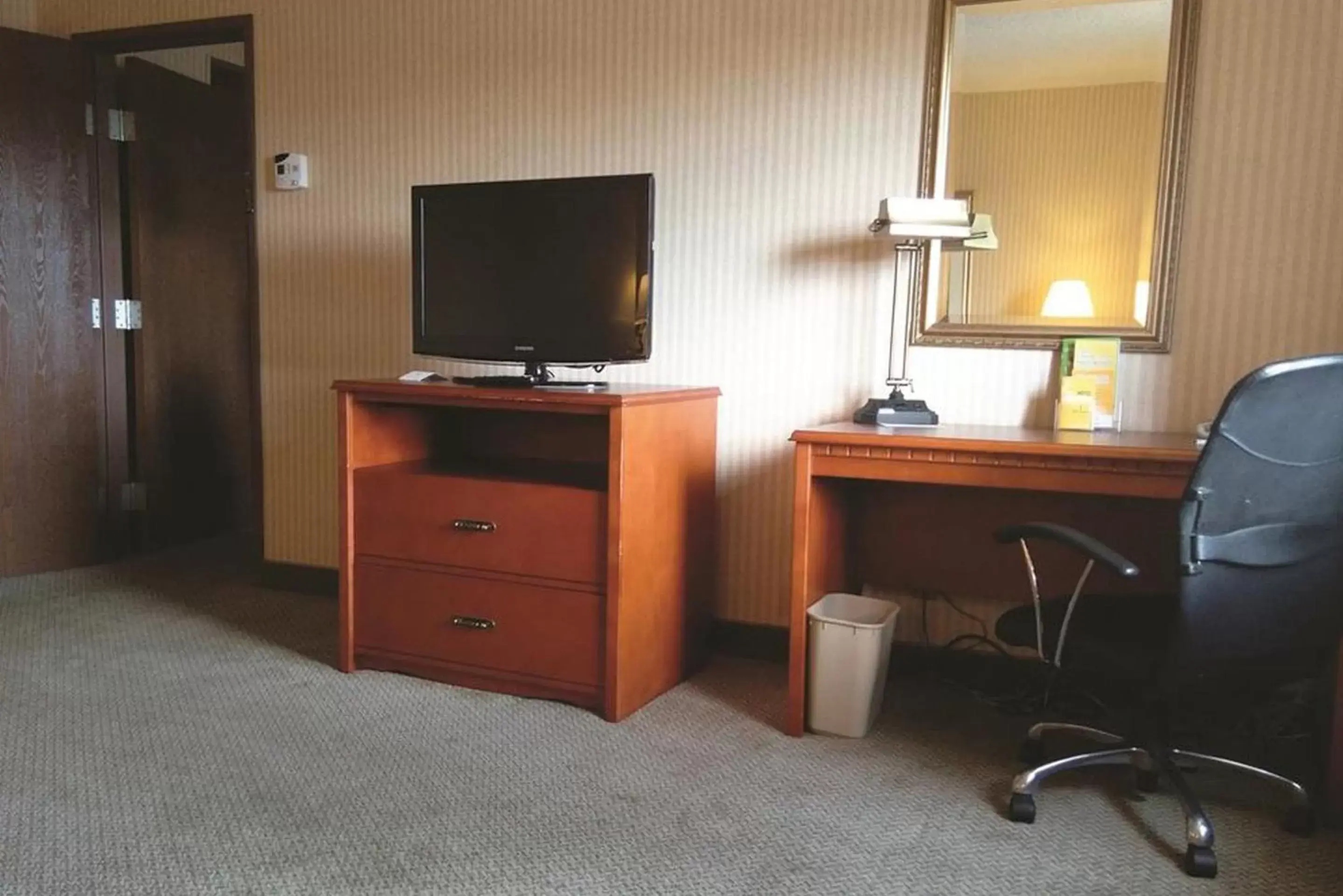 TV and multimedia, TV/Entertainment Center in La Quinta Inn by Wyndham Detroit Southgate