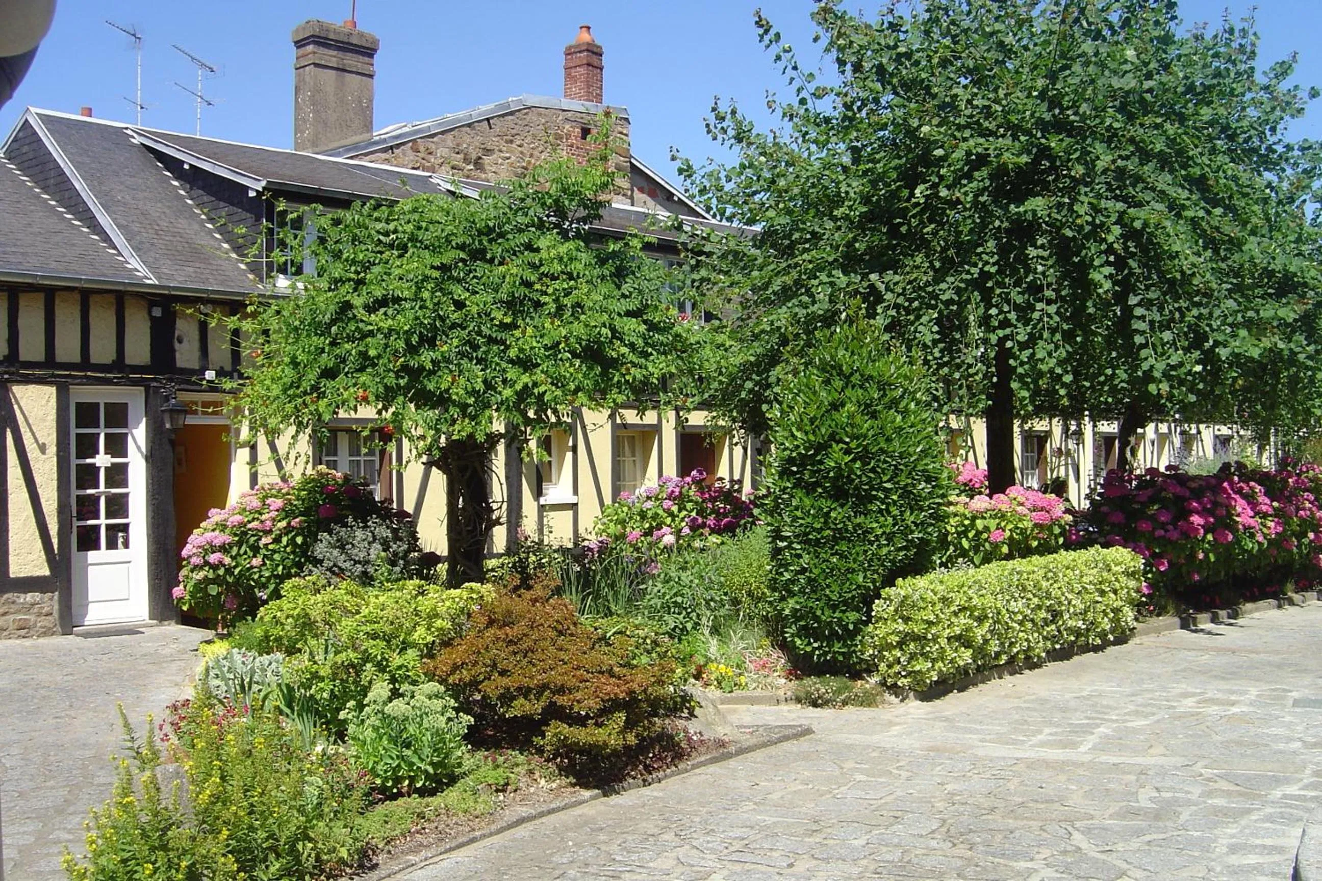 Facade/entrance in Hôtel de La Croix d'Or