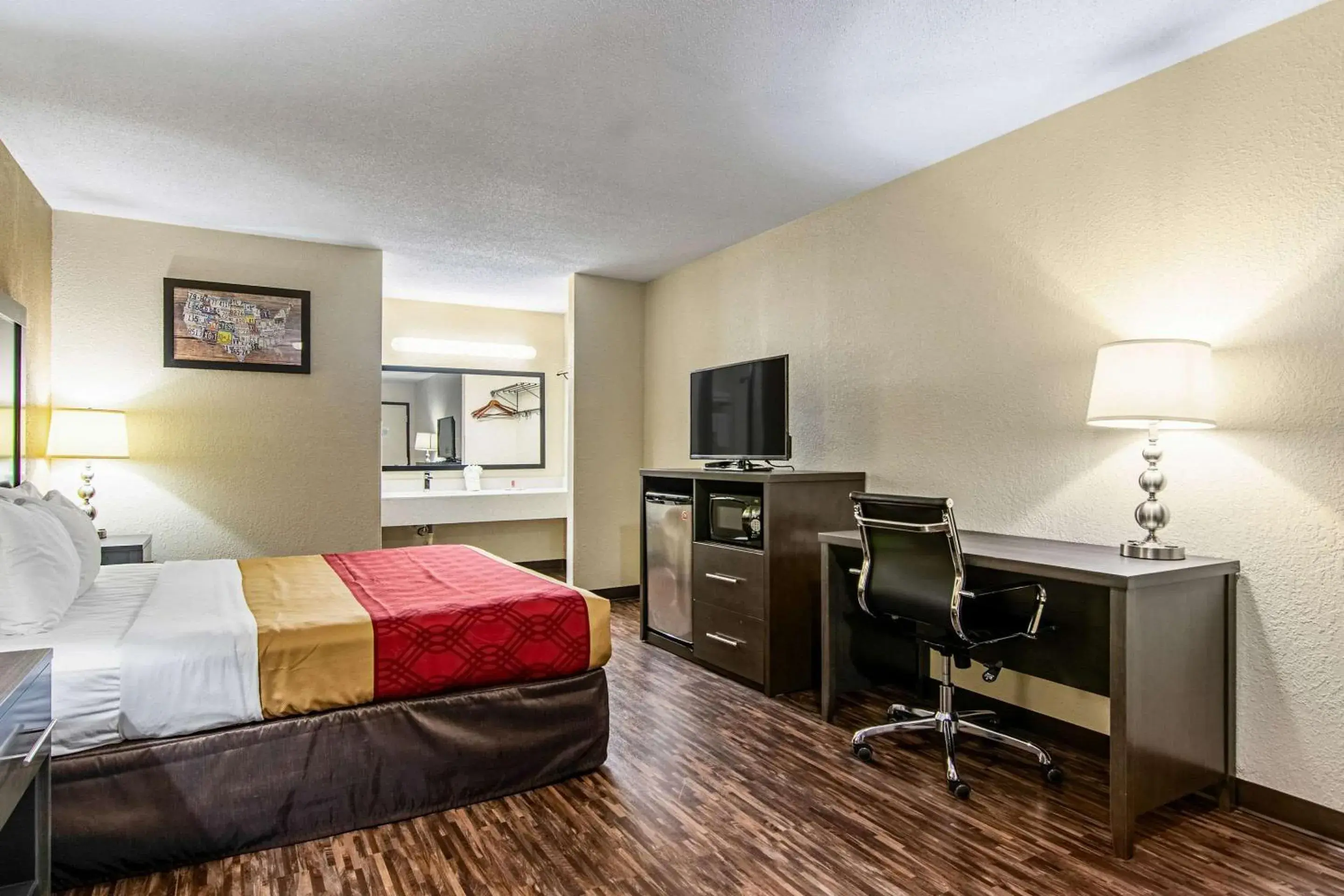 Photo of the whole room, TV/Entertainment Center in Econo Lodge Inn & Suites Matthews - Charlotte