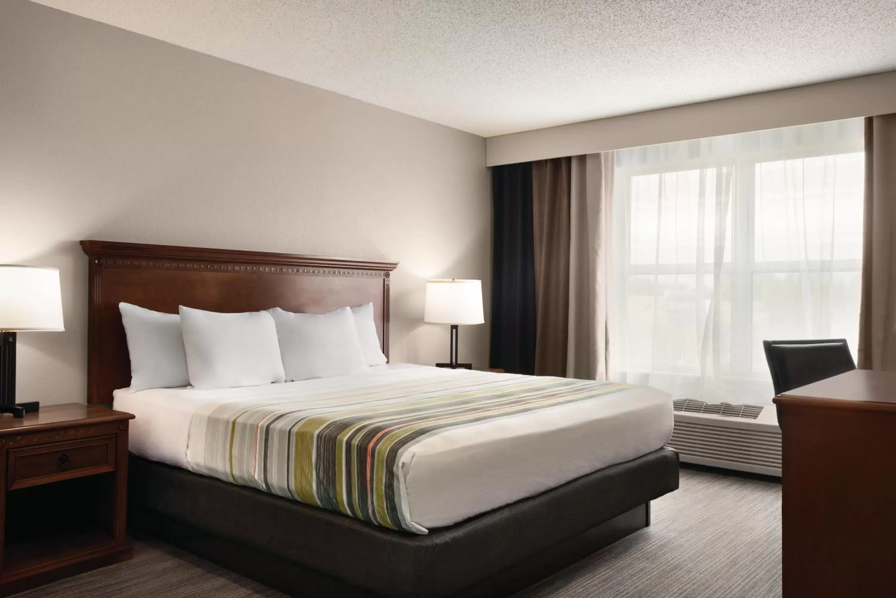 Bed in Country Inn & Suites by Radisson, Marinette, WI