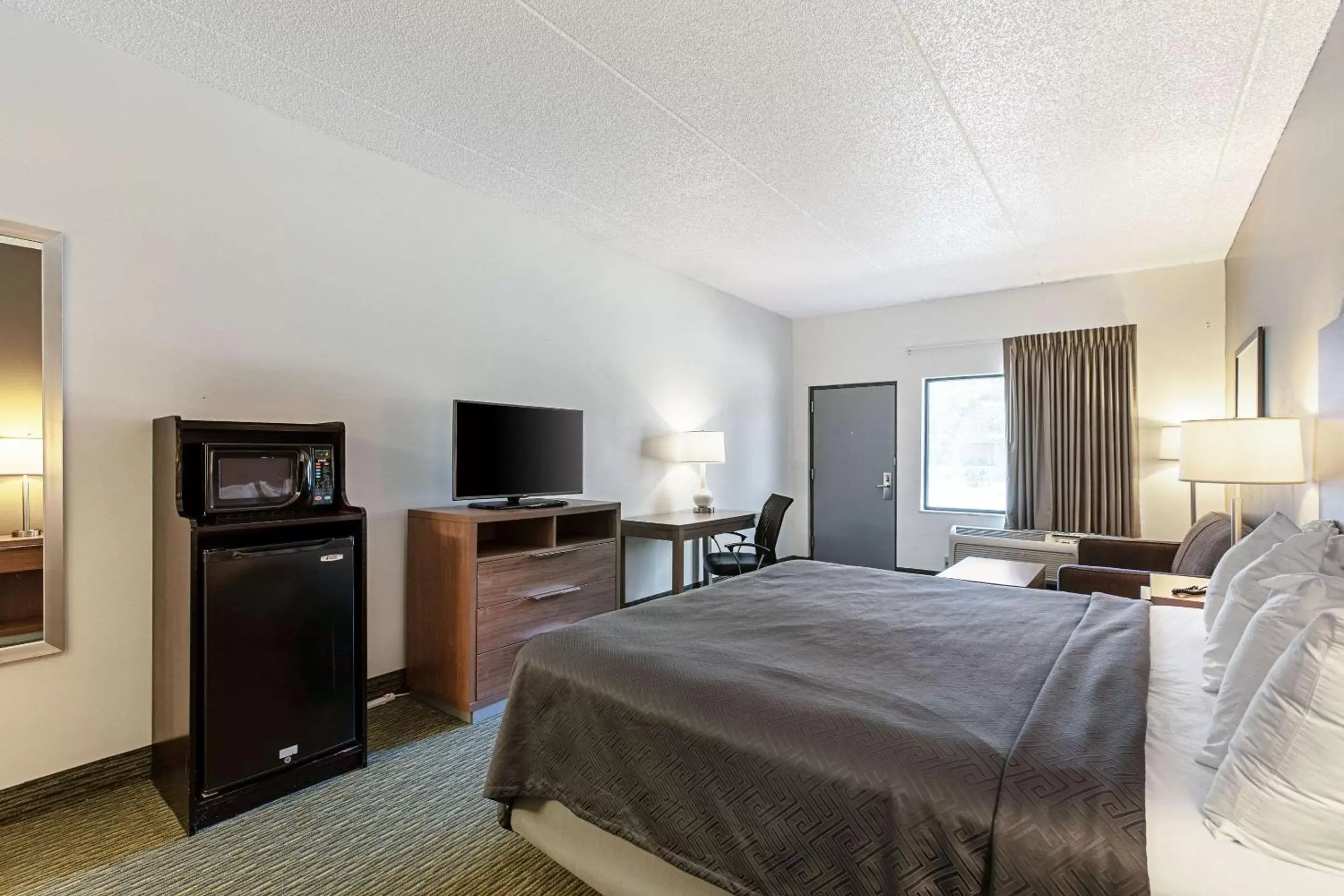 Photo of the whole room, TV/Entertainment Center in Econo Lodge Vero Beach - Downtown