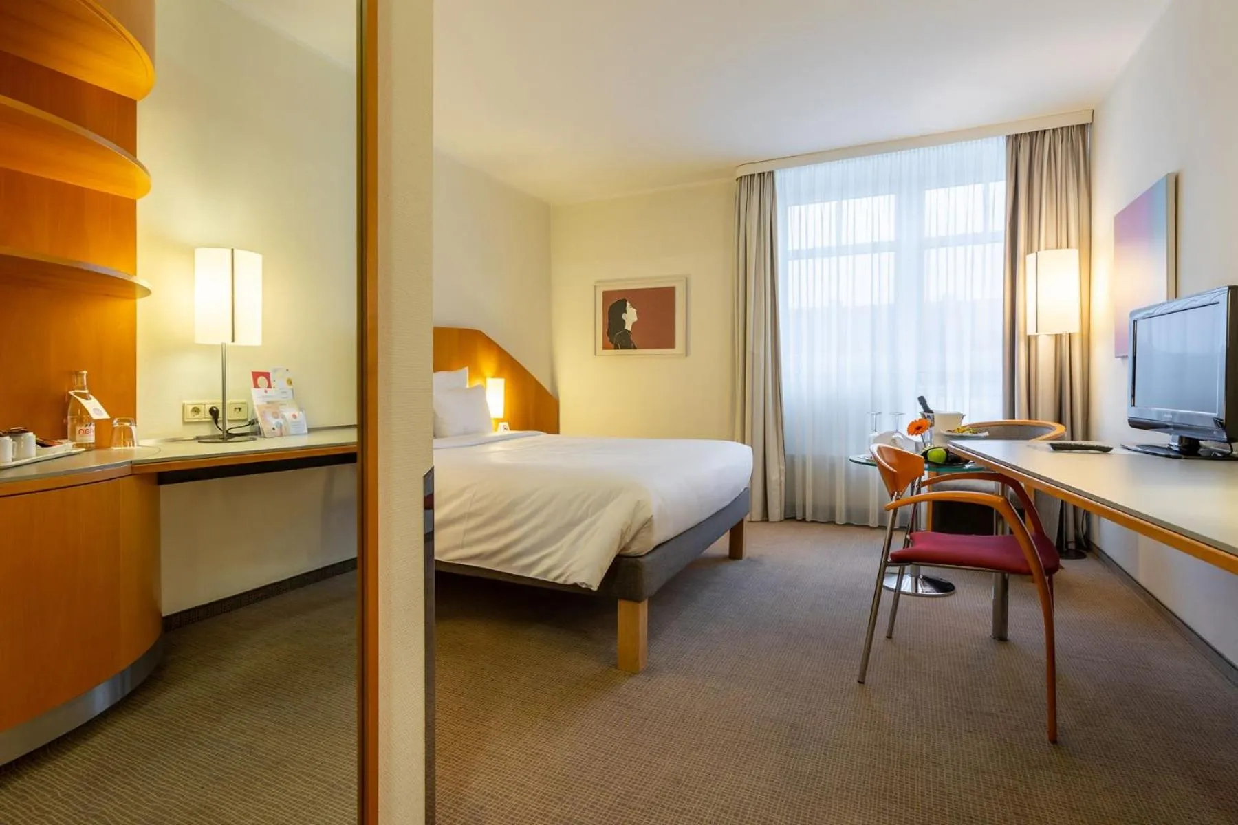 Toilet, Bed in Novotel Mainz