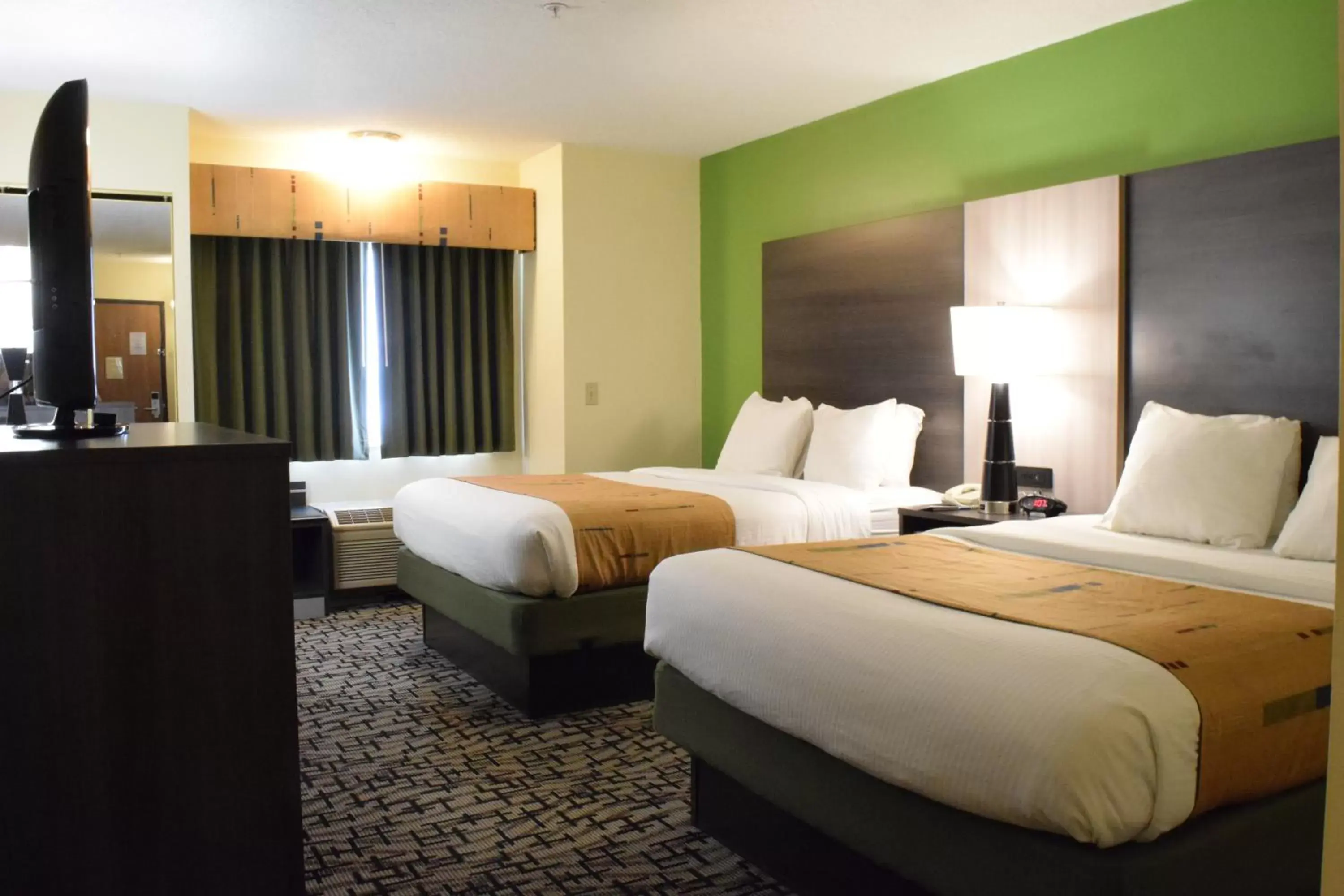 Photo of the whole room, Bed in Best Western Crown Inn & Suites - Batavia