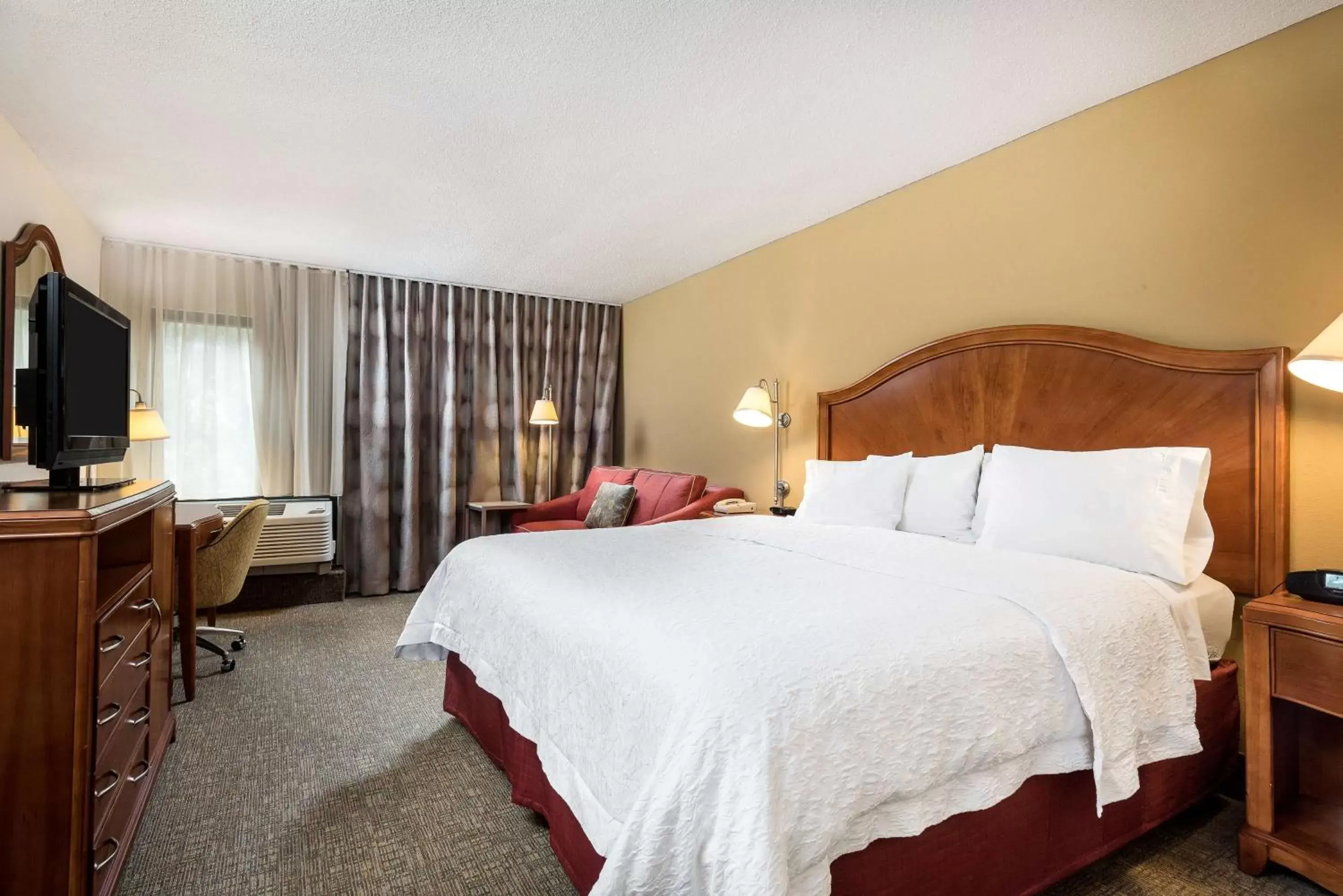 Bedroom, Bed in Hampton Inn Roanoke/Hollins - I-81