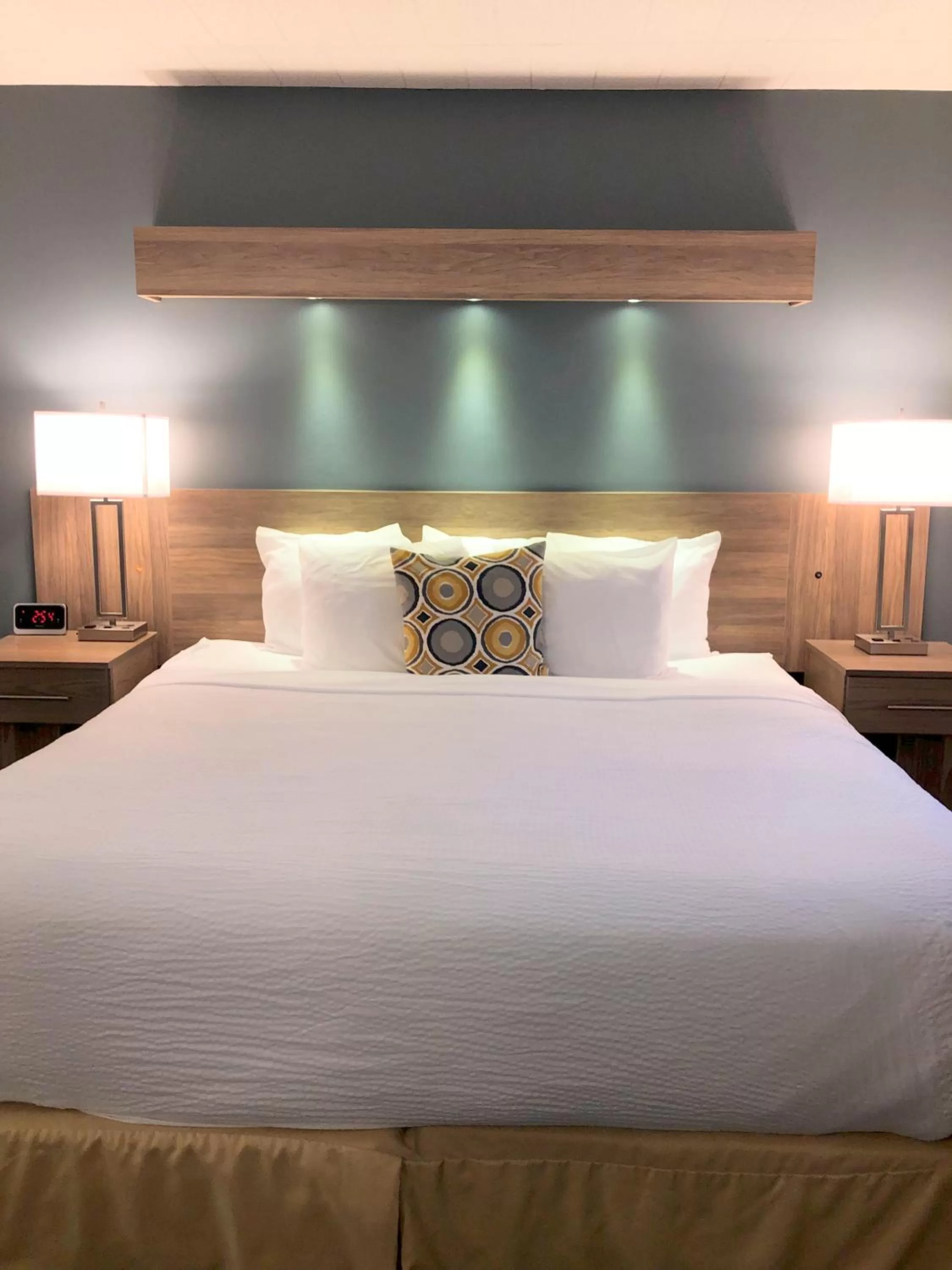 Bed in Days Inn by Wyndham Niagara Falls Centre St By the Falls