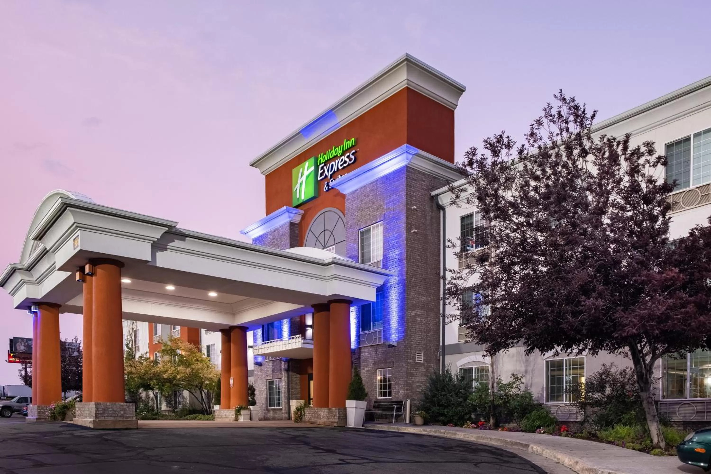 Property building in Holiday Inn Express Hotel & Suites Evanston by IHG